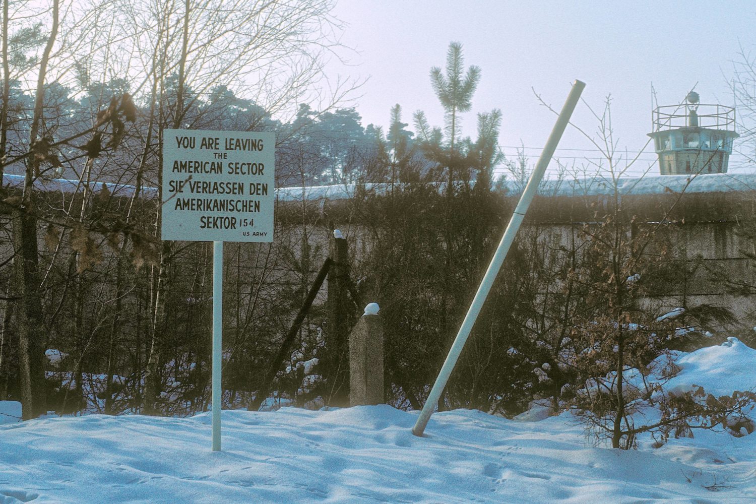 Schnee an der Berliner Mauer – Sektorengrenze in Neukölln, 1978. Foto: Imago/Marius Schwarz
