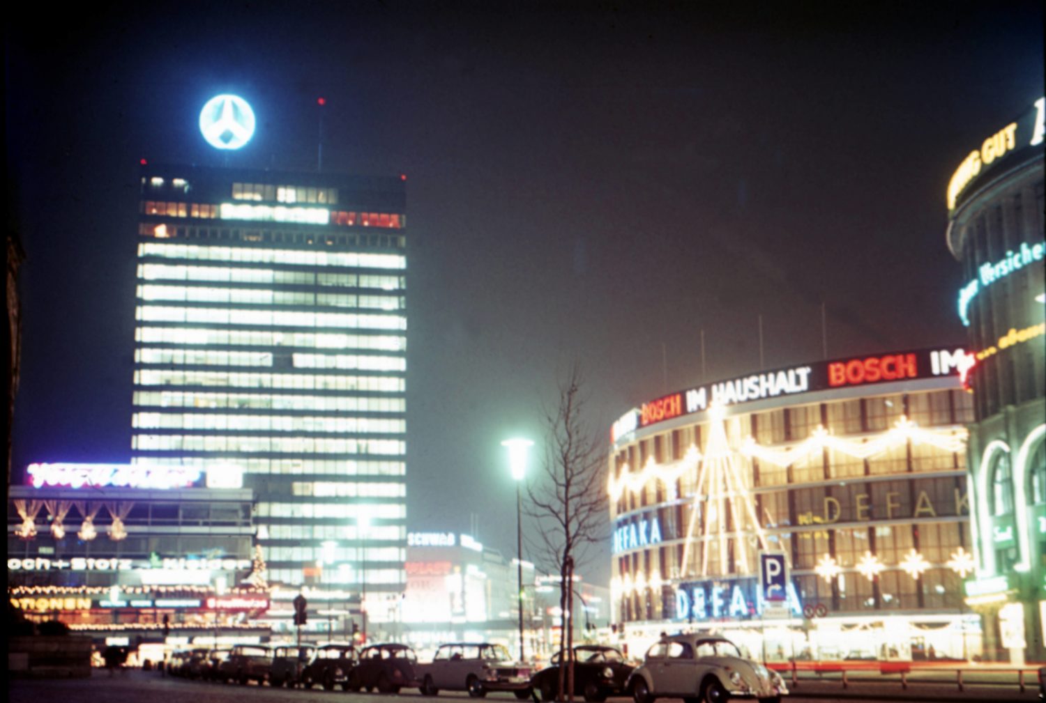 Leuchtreklamen Berlin: Europa Center bei Nacht, 1966. Foto: Imago/Serienlicht
