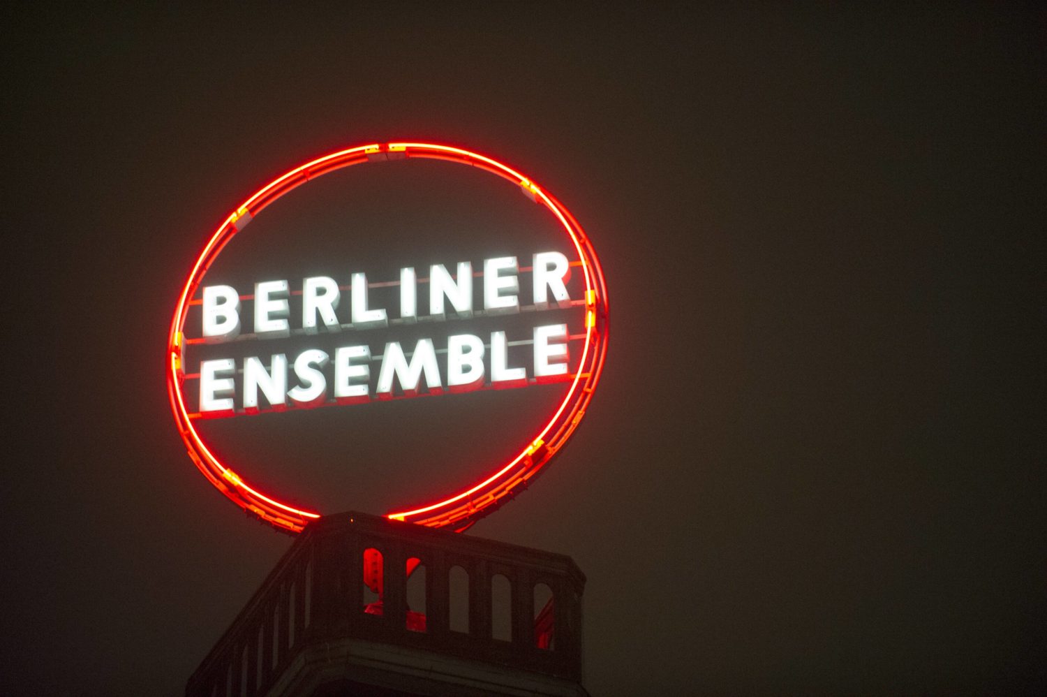 Logo des Berliner Ensembles, 2017. Foto: Imago/Rolf Zöllner