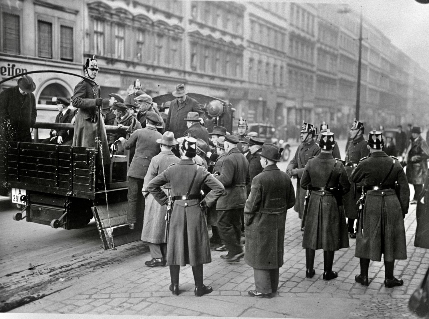 Razzia in einem Arbeiterviertel. Die Polizei führt Verdächtige ab, 21. März 1932. Foto: Imago/Topfoto/United Archives