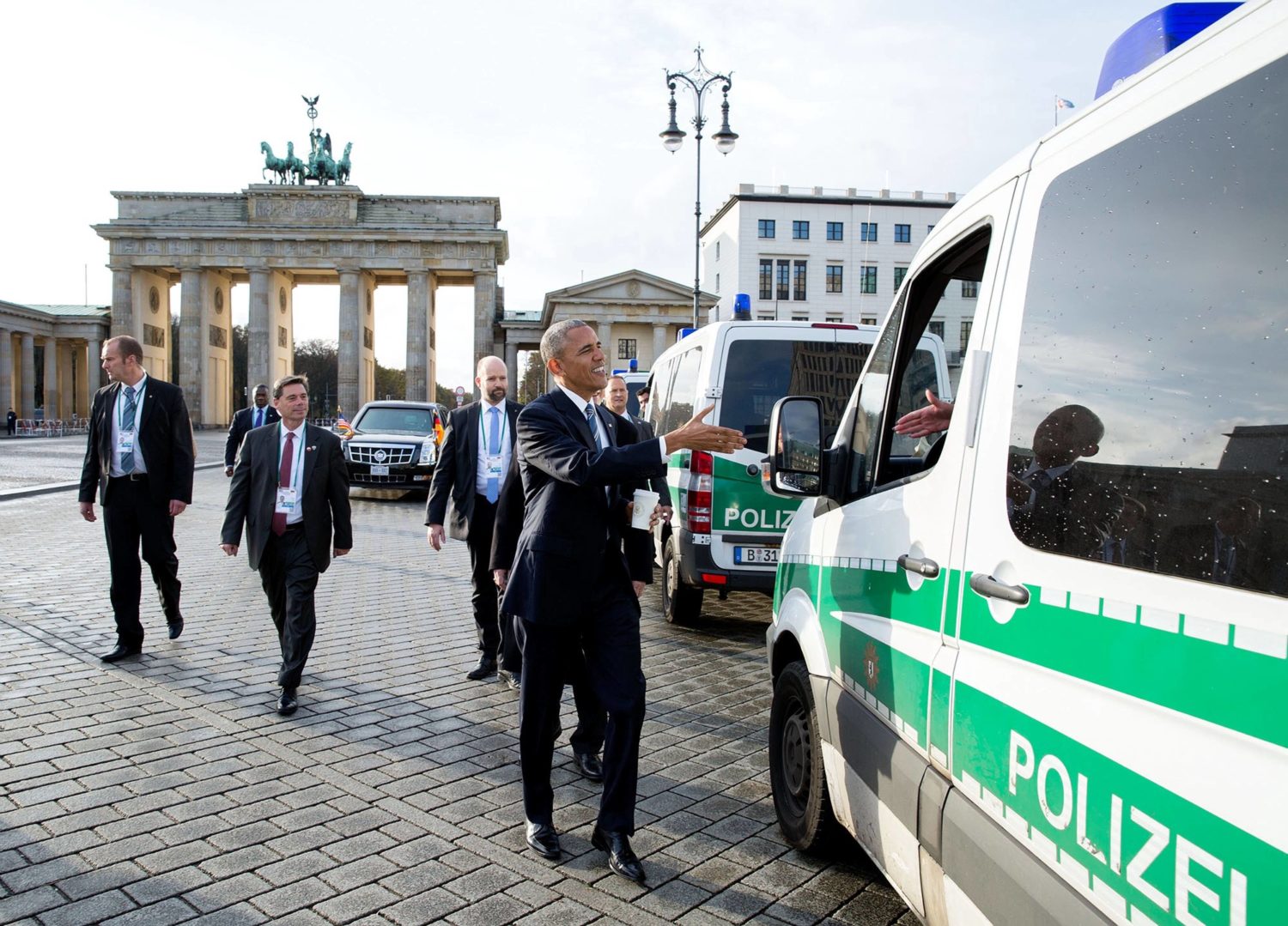 US-Präsident Obama am Pariser Platz, wo sich die amerikanische Botschaft in Berlin befindet. Foto: Imago Images/ZUMA Press
