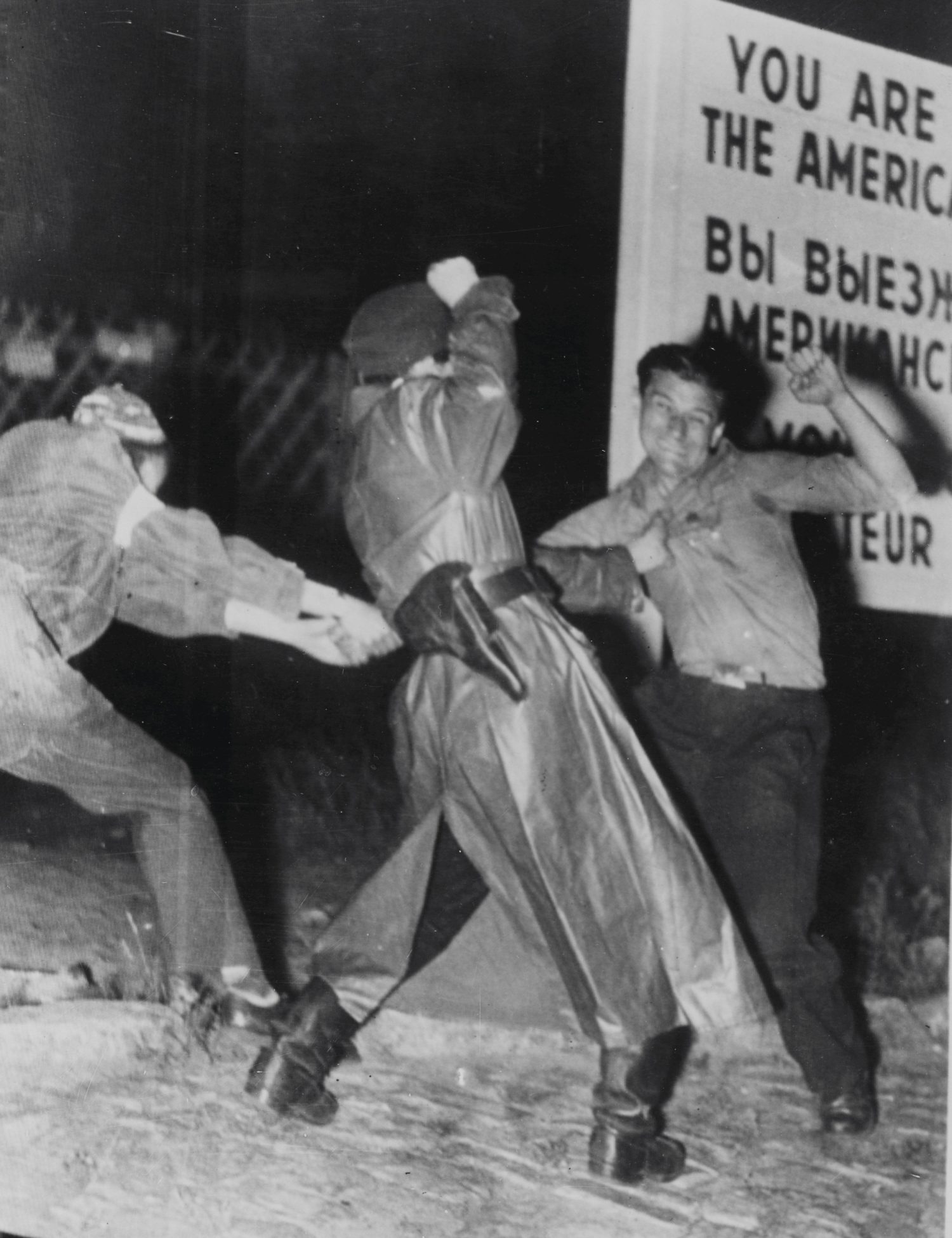 Verbrechen und Kriminalität in der DDR: Die Ost-Berliner Polizei greift einen Mann an der Sektorengrenze an, Aufnahme vom 20. August 1951. Foto: Imago Images/United Archives International