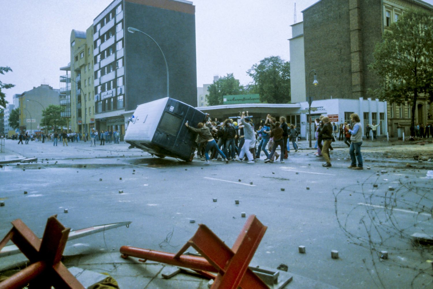 Straßenschlacht in Berlin: Zu Ronald Reagans Besuch war der Nollendorfplatz verwüstet. Foto: Imago Images/Michael Hughes