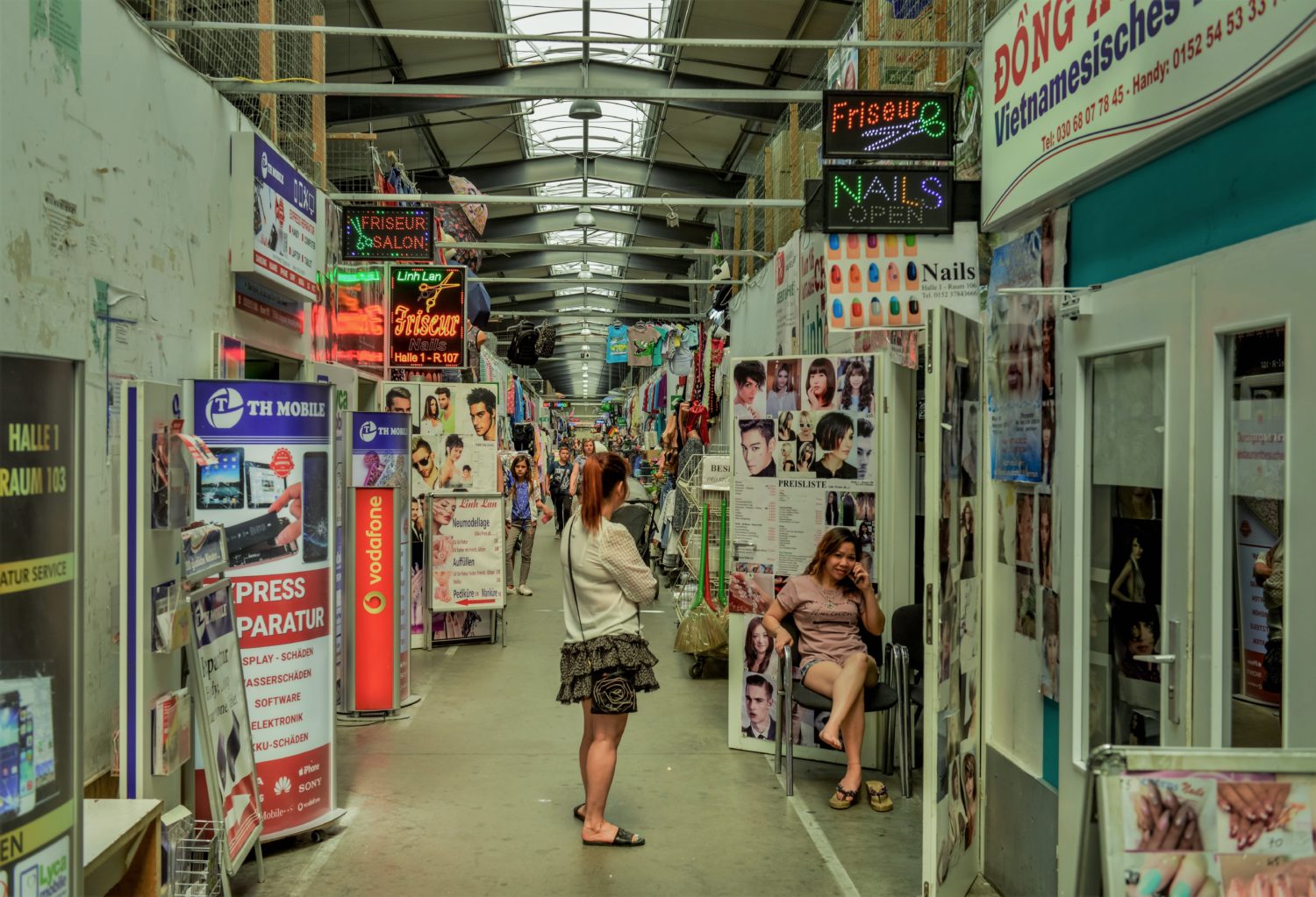 Rund 50 Friseure und Kosmetikstudios befinden sich in den Hallen des Dong Xuan Centers. Foto: Imago Images/Joko