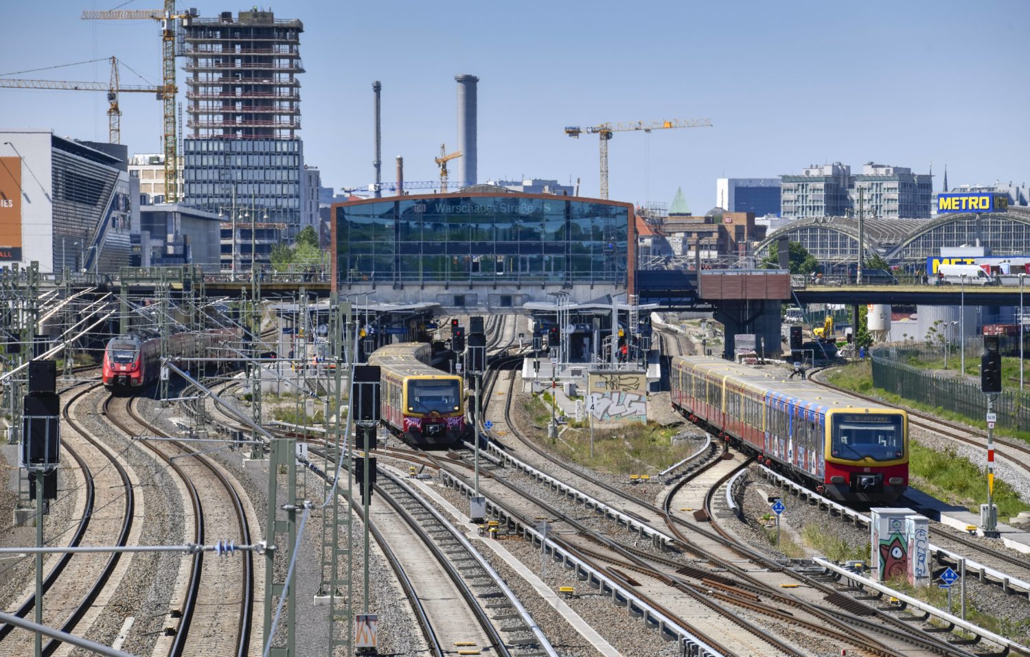 Bahnhöfe Bewertungen: Der Bahnhof Warschauer Straße ist laut Bewertungen bei Google Treffpunkt von Pipi und Popo. Foto: Imago Images/Schöning