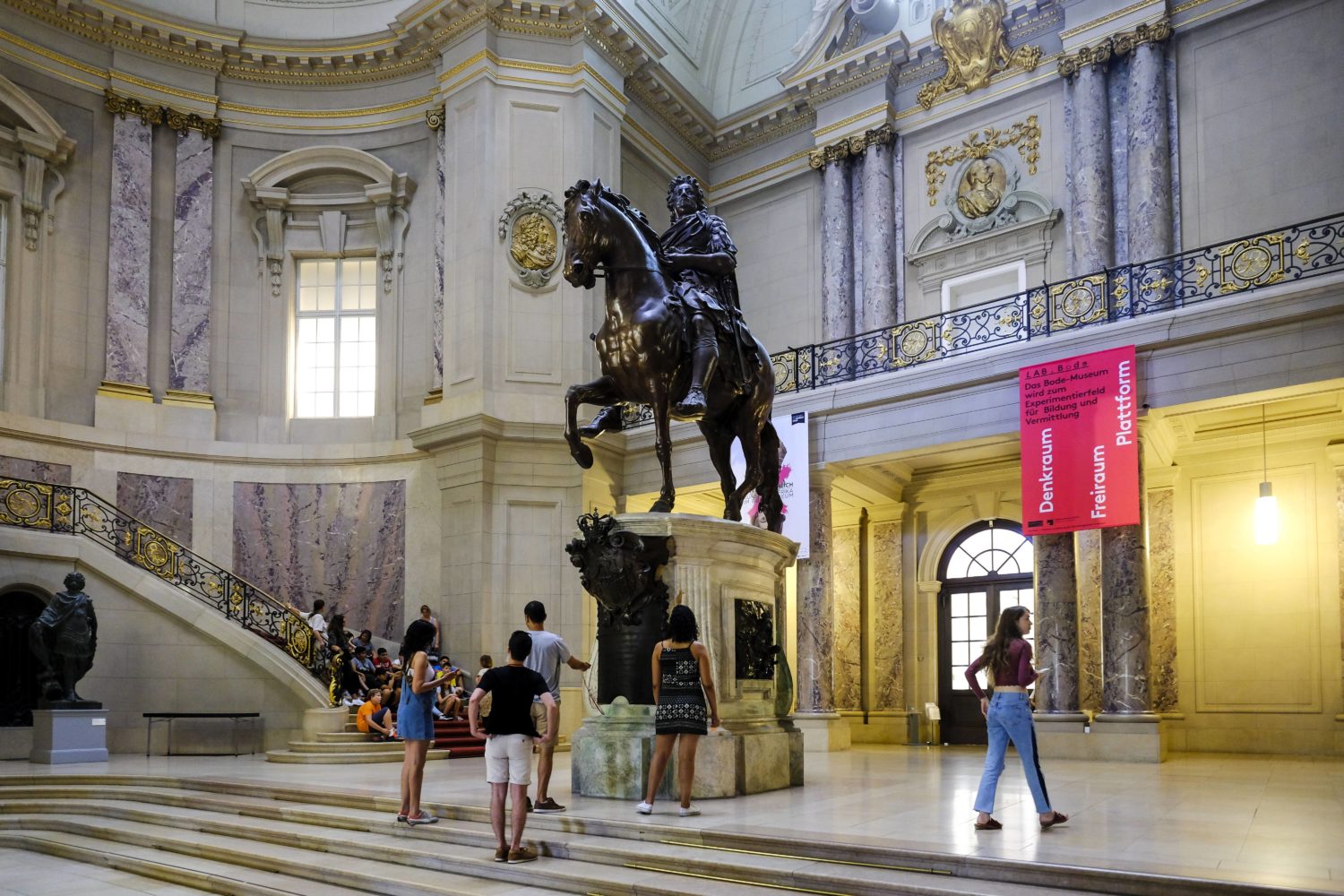 In der Eingangshalle des Bode-Museums auf der Berliner Museumsinsel steht ein Reiterstandbild von Friedrich Wilhelm I. – ein Drehort in der Netflix-Serie "Das Damengambit". Foto: Imago Images/Michael Kneffel