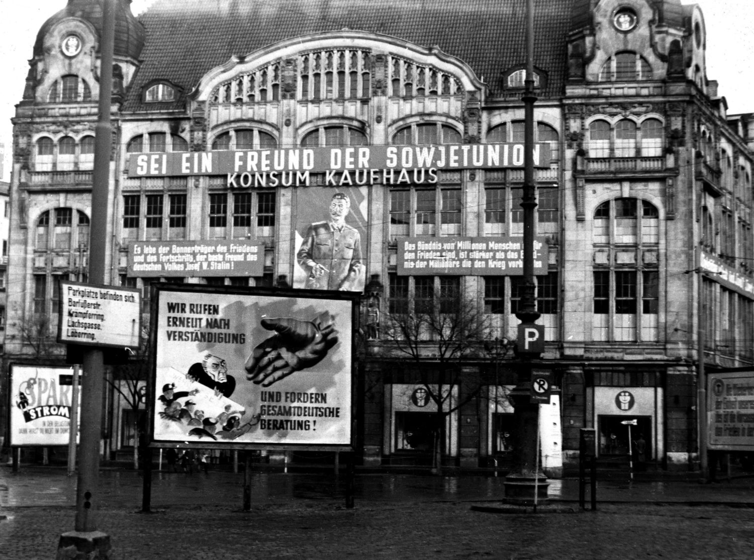 Ein Konsum Kaufhaus mit sozialistischer Propaganda in Ost-Berlin, um 1953. Foto: Imago Images/Photo12