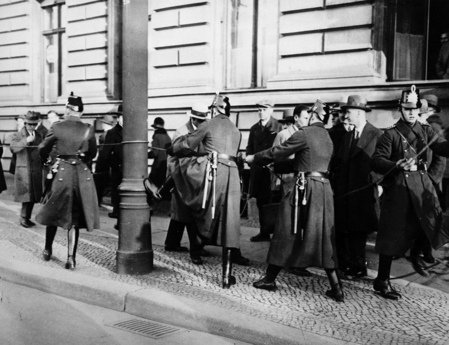 Berlin Verbrechen: Unruhen in der Nähe vom Reichstag um 1930. Foto Imago/Photo12