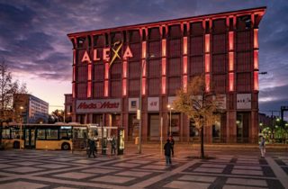 Unweit des Bahnhofs Alexanderplatz ragt das Einkaufscenter Alexa in die Höhe. Foto: Imago Images/Jürgen Ritter