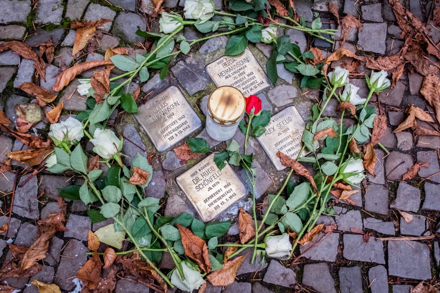 Novemberpogrome: Zum stillen Gedenken gehört das Reinigen der Stolpersteine. Foto: Imago Images/Steinert
