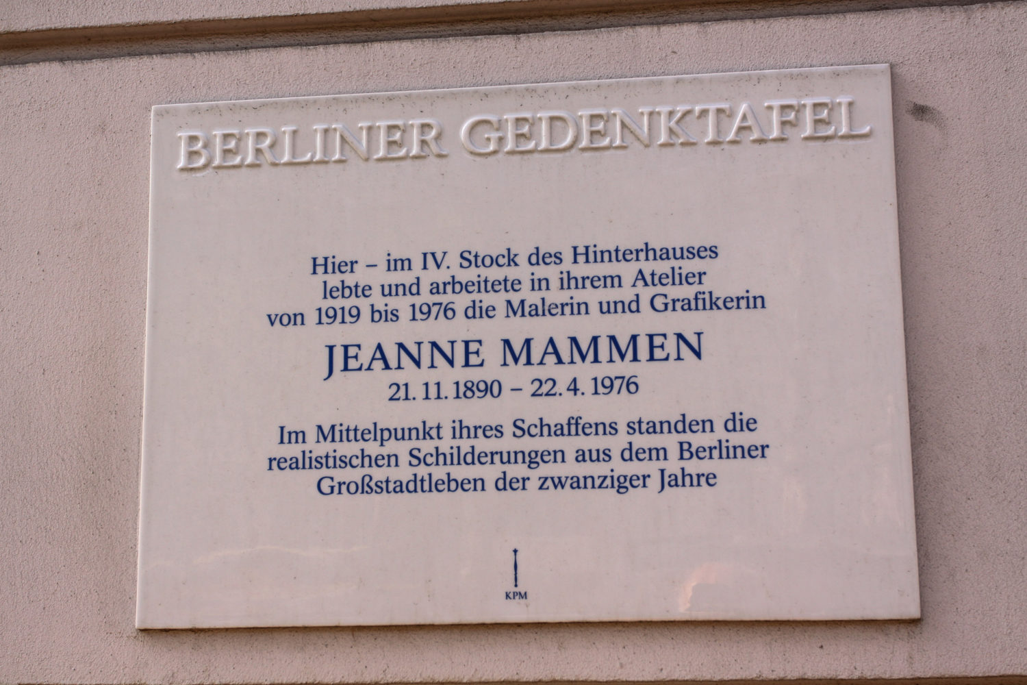Diese Gedenktafel hängt an einem Haus auf dem Kurfürstendamm, in dem Jeanne Mammen einst lebte.