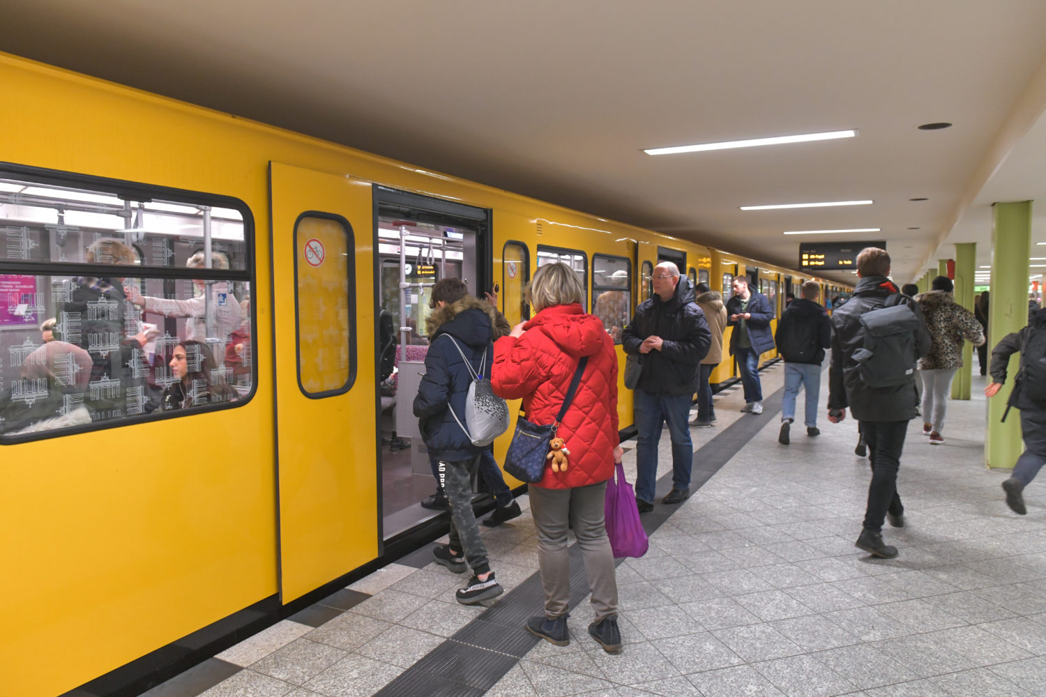 Bahnhöfe Bewertungen: Durch den Eingang zum U-Bahnhof Leopoldplatz gelangt man auch zum Ausgang der berliner Kanalisation. Foto: Imago Images/Schöning
