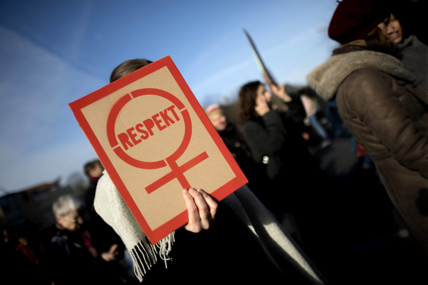 "Respekt für alle" fordert diese Demonstrantin auf dem Internationalen Frauentag 2020