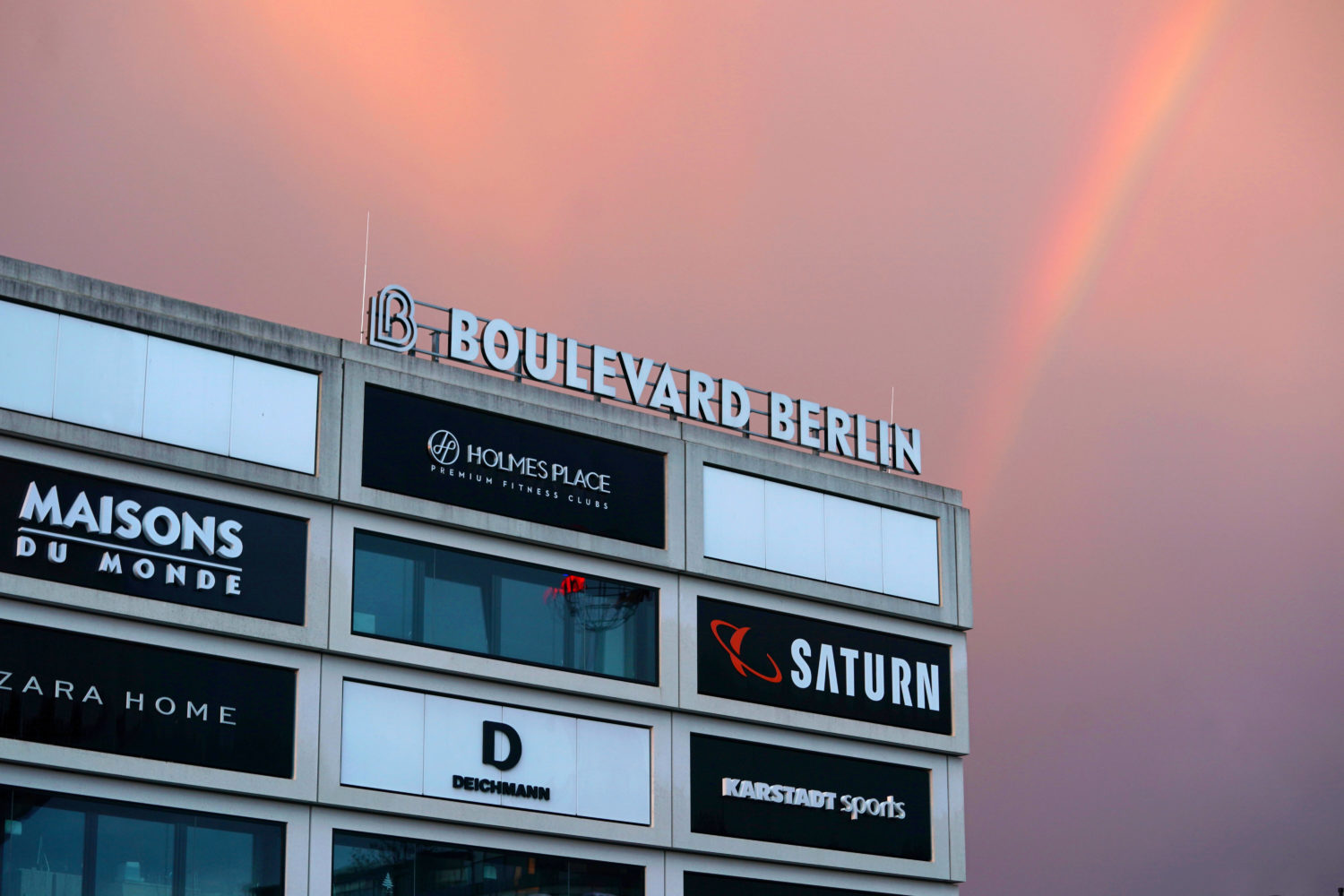 Ein Regenbogen hinter der Fassade des Steglitzer Boulevard Berlins. 