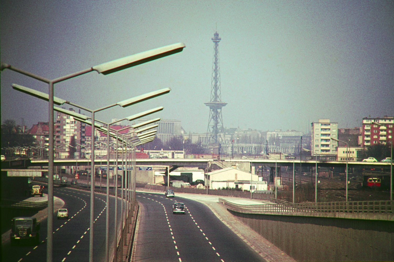 Stadtautobahn am Hohenzollerdamm mit Blick auf den Funkturm, um 1960. Foto: Imago/Serienlicht