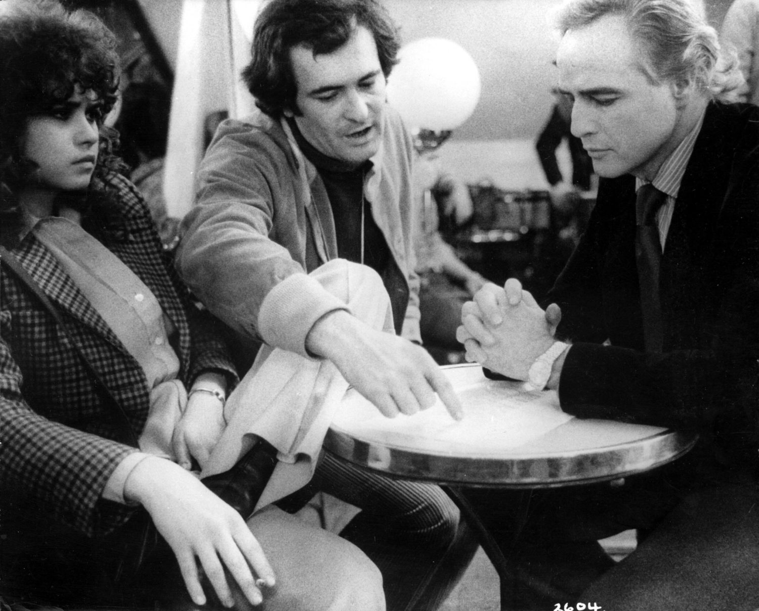 Schneider, Bertolucci und Brando bei Drehbesprechungen zu "Der letzte Tango in Paris". Foto: imago images / Ronald Grant