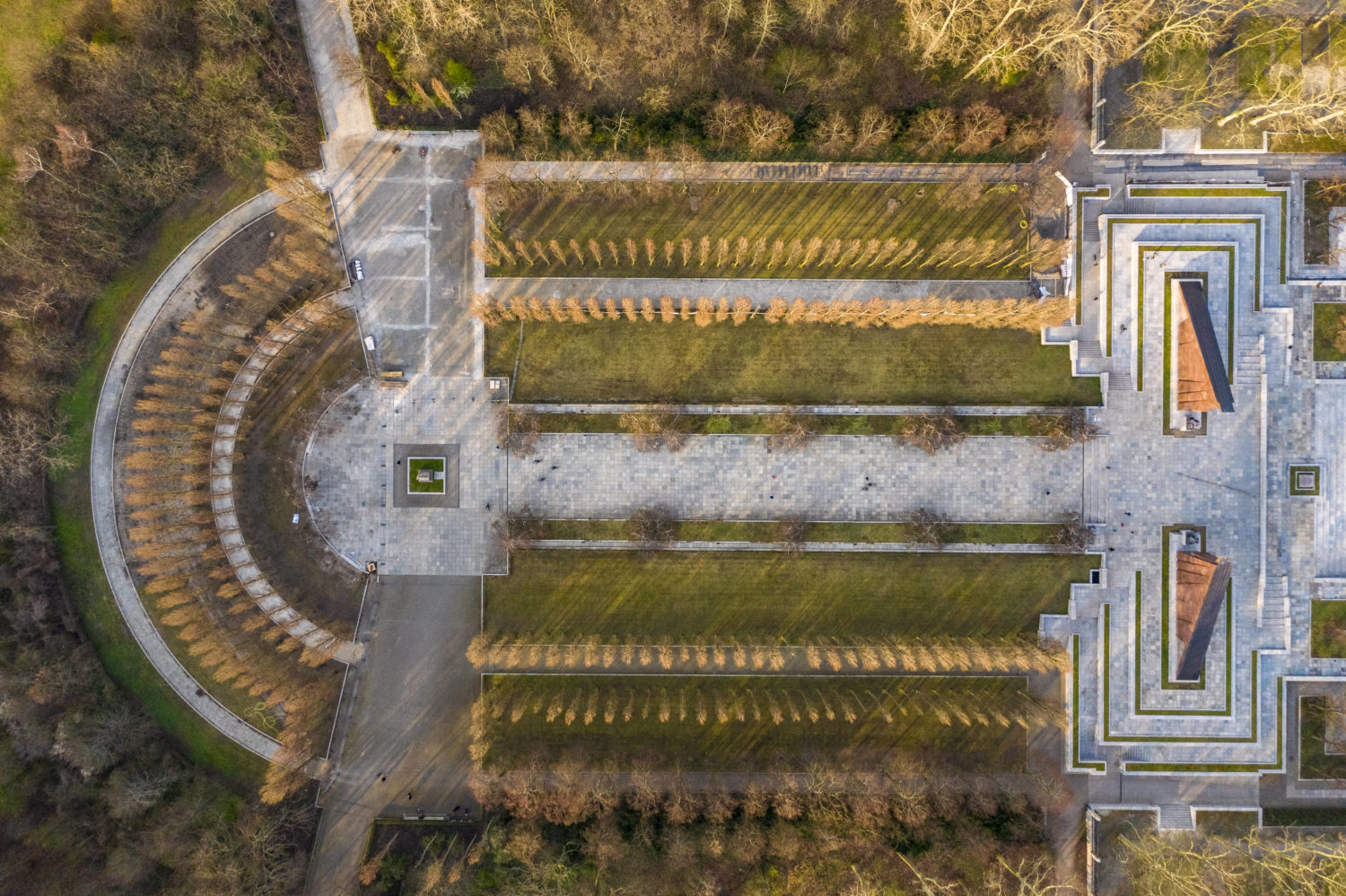 Berlin Luftaufnahmen: Sowjetisches Ehrenmal im Treptower Park. Foto: Imago/Westend61