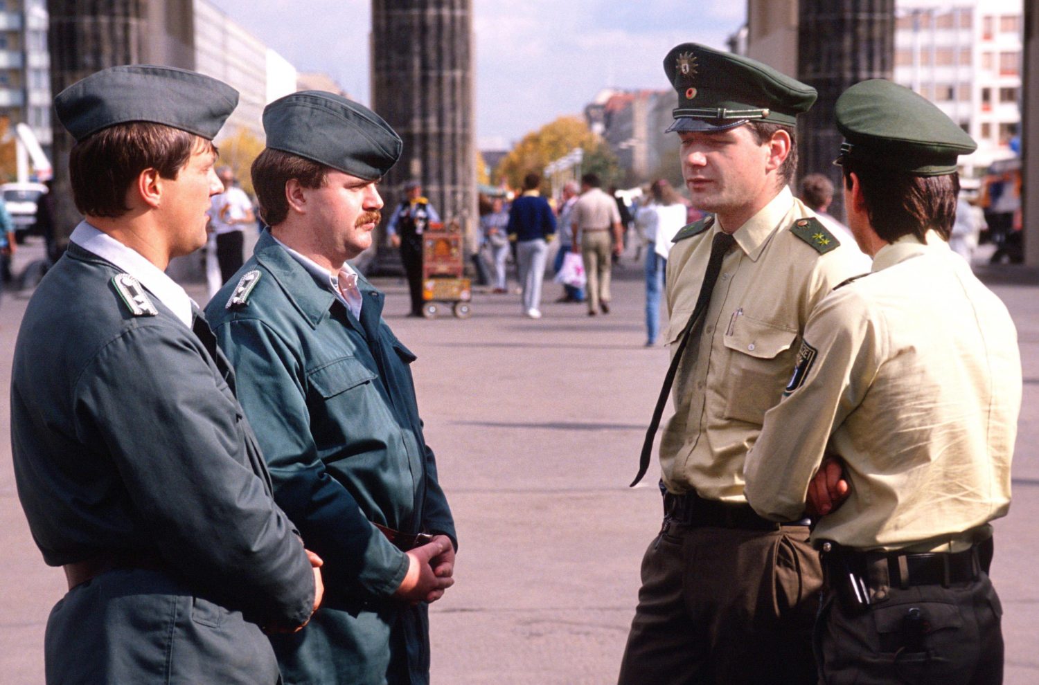 VOPOS und Polizeibeamte aus West-Berlin am 3. Oktober 1990, dem Tag der Wiedervereinigung. Foto: Imago/imageBROKER/Manfred Vollmer 