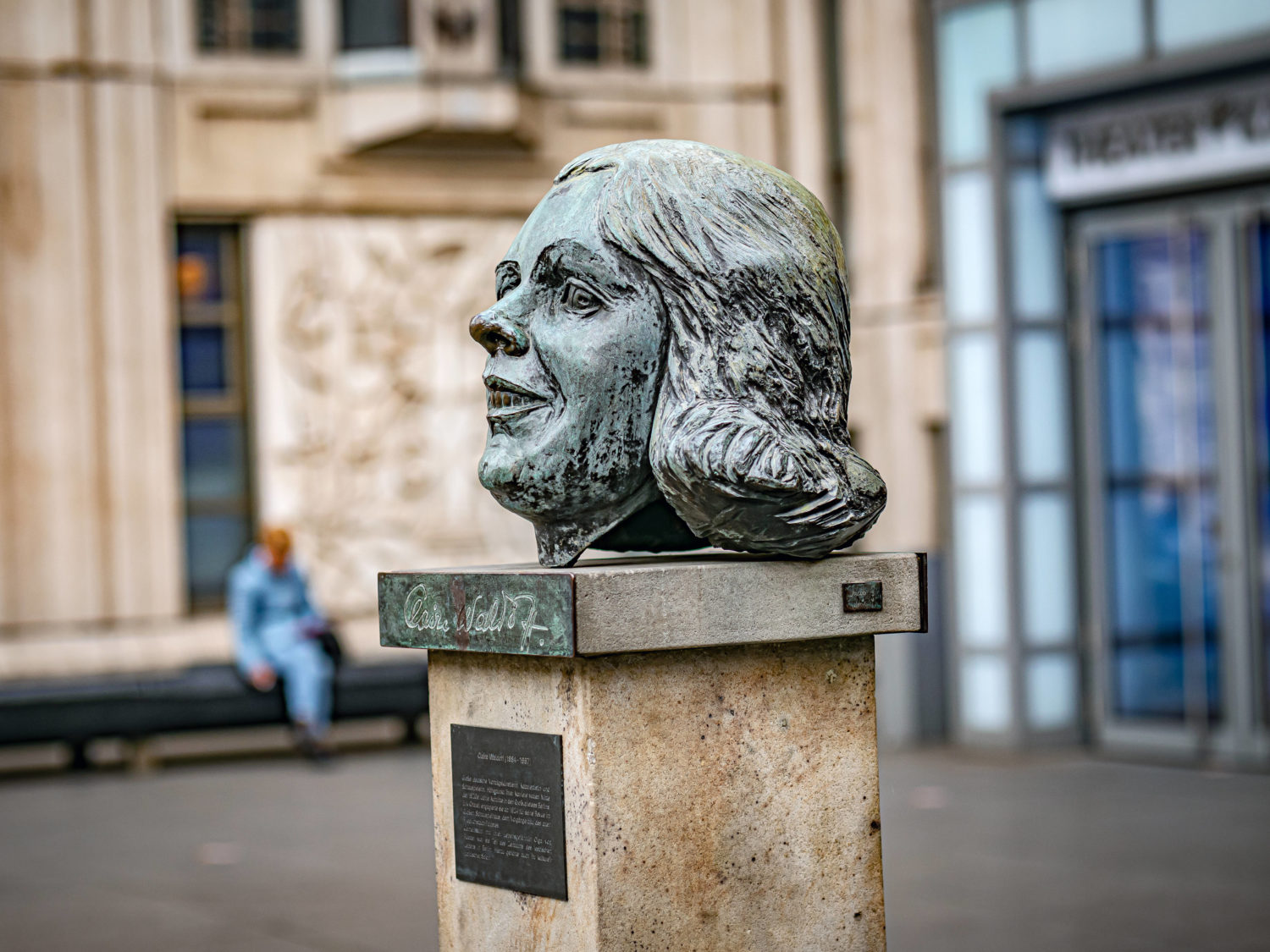 Vor dem Friedrichstadtpalast steht eine Skulptur zu Ehren Claire Waldoff