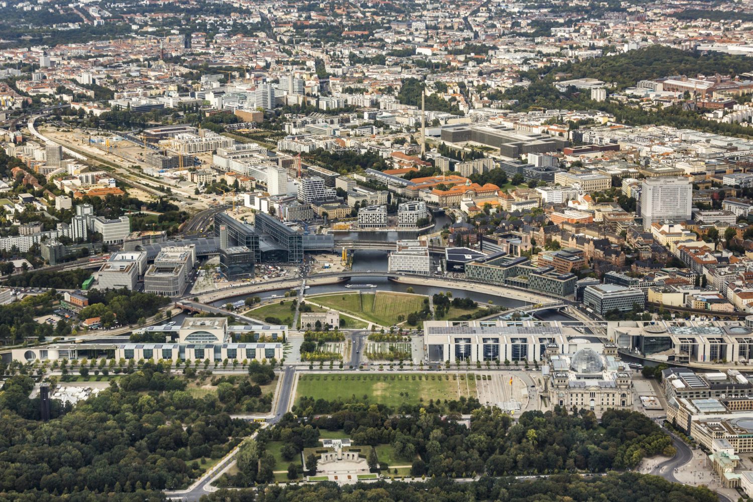 Spreebogen mit Bundeskanzleramt und Reichstagsgebäude. Foto: Imago/Imagebroker
