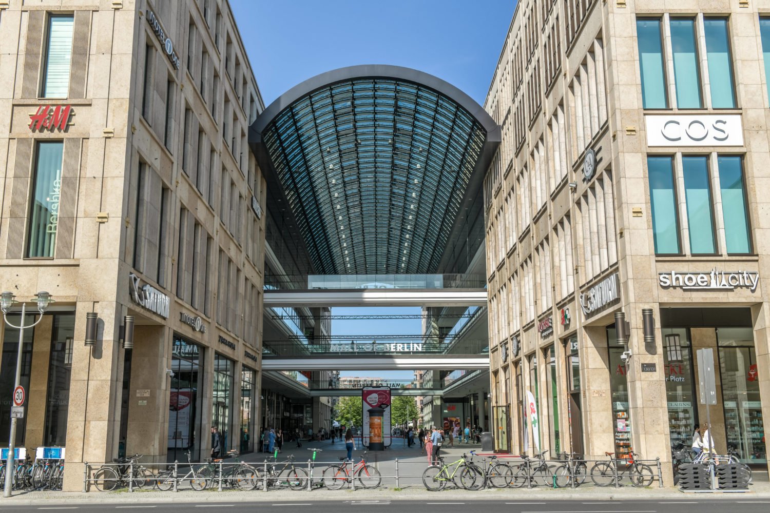 Einkaufszentrum Shoppingcenter Berlin: Die Mall of Berlin, oder auch „LP12“, liegt nur fünf Minuten vom Potsdamer Platz entfernt.  Foto: Imago/Joko