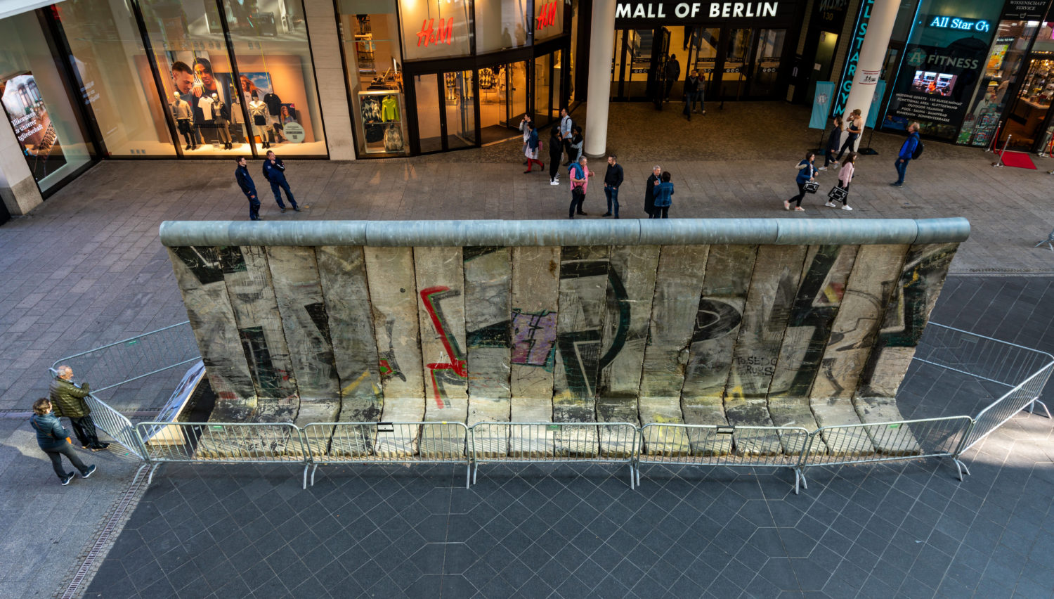 Im Innenhof der Mall of Berlin stand im Oktober 2019 eine zwölf Meter lange Mauer und erinnert an die Geschichte Berlins.   