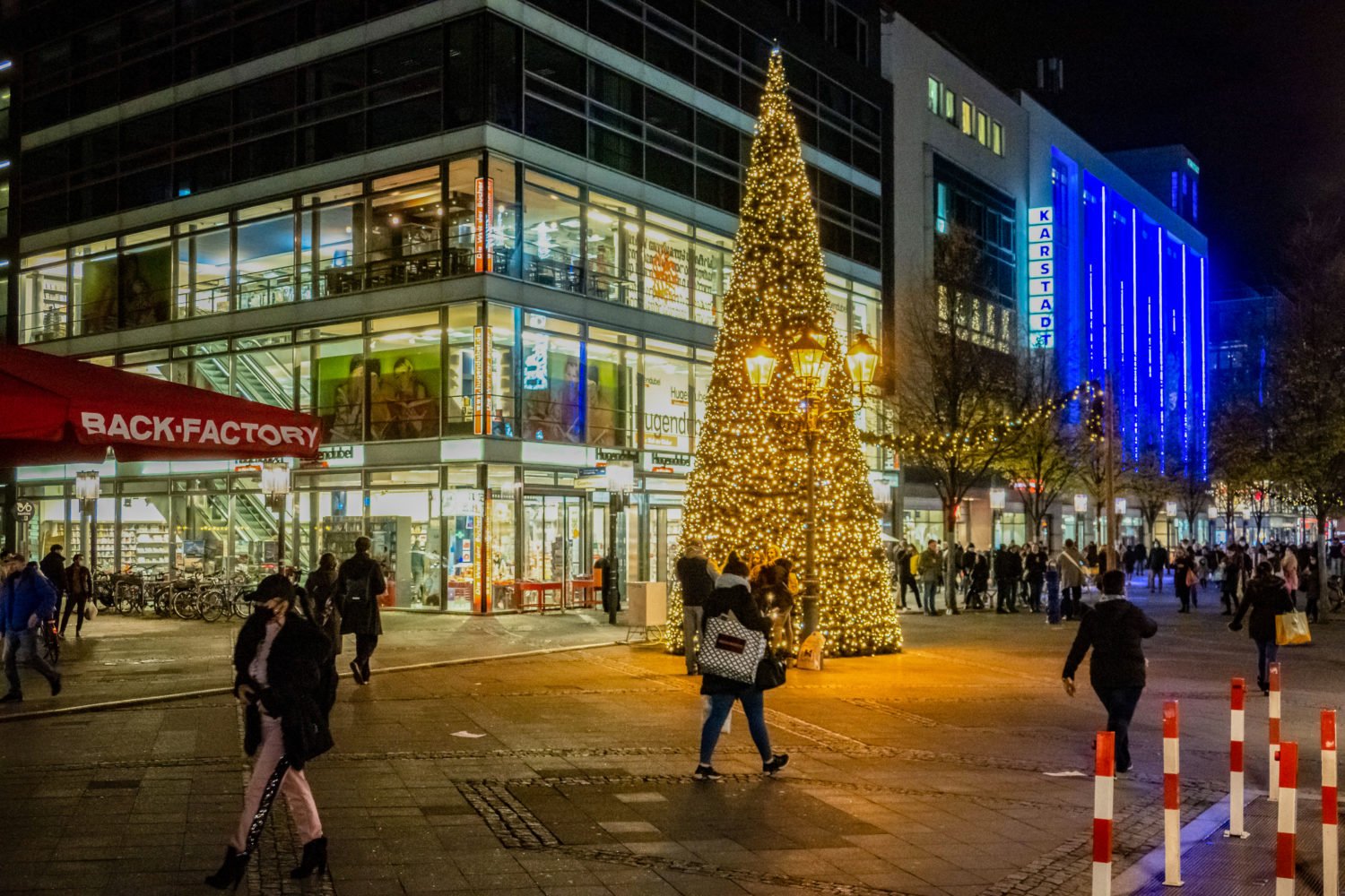 Weihnachten Fotos Berlin Die Wilmersdorfer Straße gehört zu den kleineren Shoppingmeilen Berlins, dennoch wurden dort einige Weihnachtsbäume aufgestellt. In vielen Geschäften sind zudem die Schaufenster liebevoll gestaltet. Foto: Imago Images/Zeitz