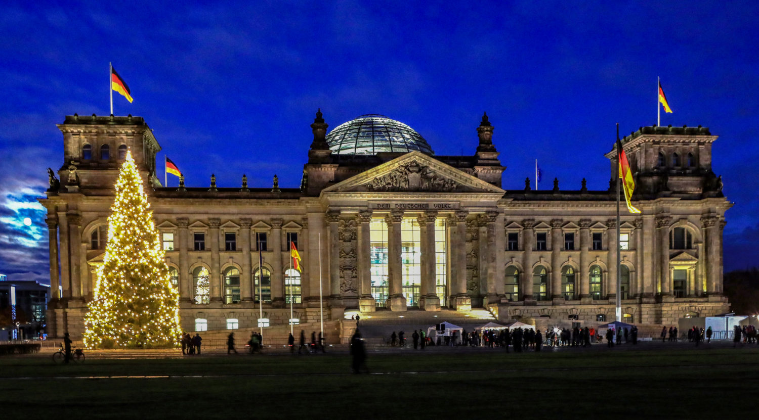 Weihnachten Fotos Berlin Prächtig sieht die Tanne aus, die in diesem Jahr vor dem Reichstag steht. Rund 31 Meter misst der mehr als 70 Jahre alt Baum aus dem Harz. Foto: Imago Images/Gora