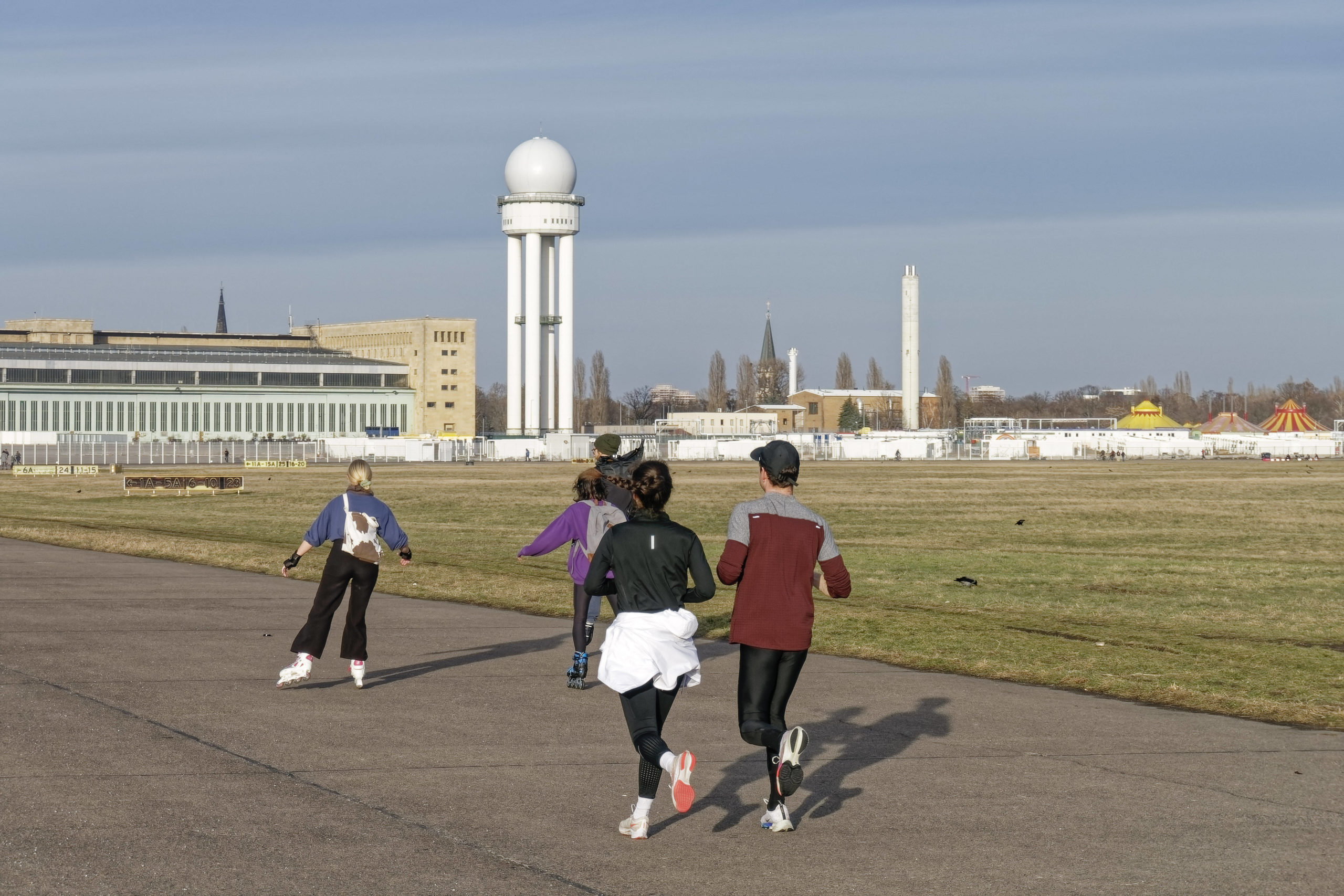 Joggen in Berlin geht toll auf den endlosen Weiten des Tempelhofer Feldes. Foto: Imago/Jürgen Held