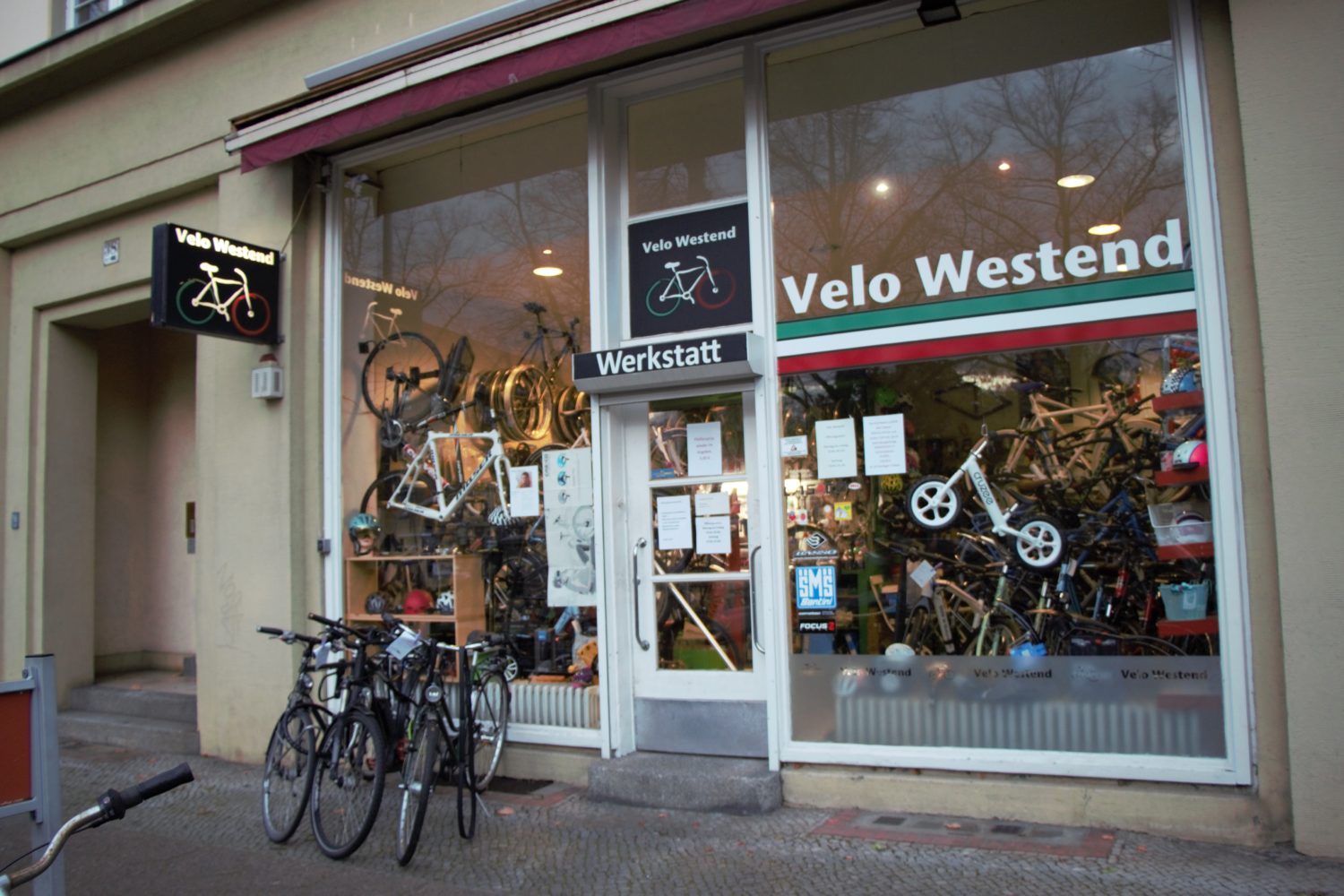 Bei Velo Westend findet man Drahtesel aller Art, ob Rennrad oder Mountainbike. Zudem können Kund:innen vor Ort ihr individuelles Traumrad designen.