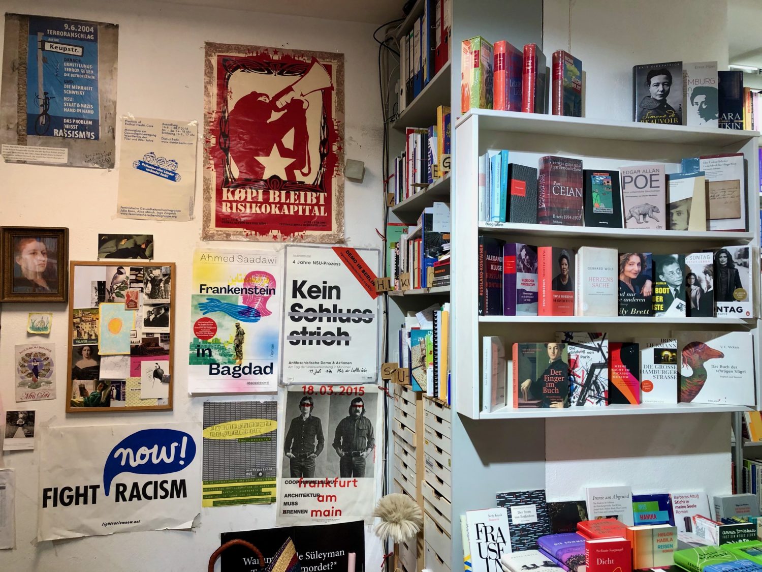Still not loving Kapitalism: Hier finden kritische Geister als auch Literaturfreund*innen Lesestoff. Foto: Ina Hildebrandt 
