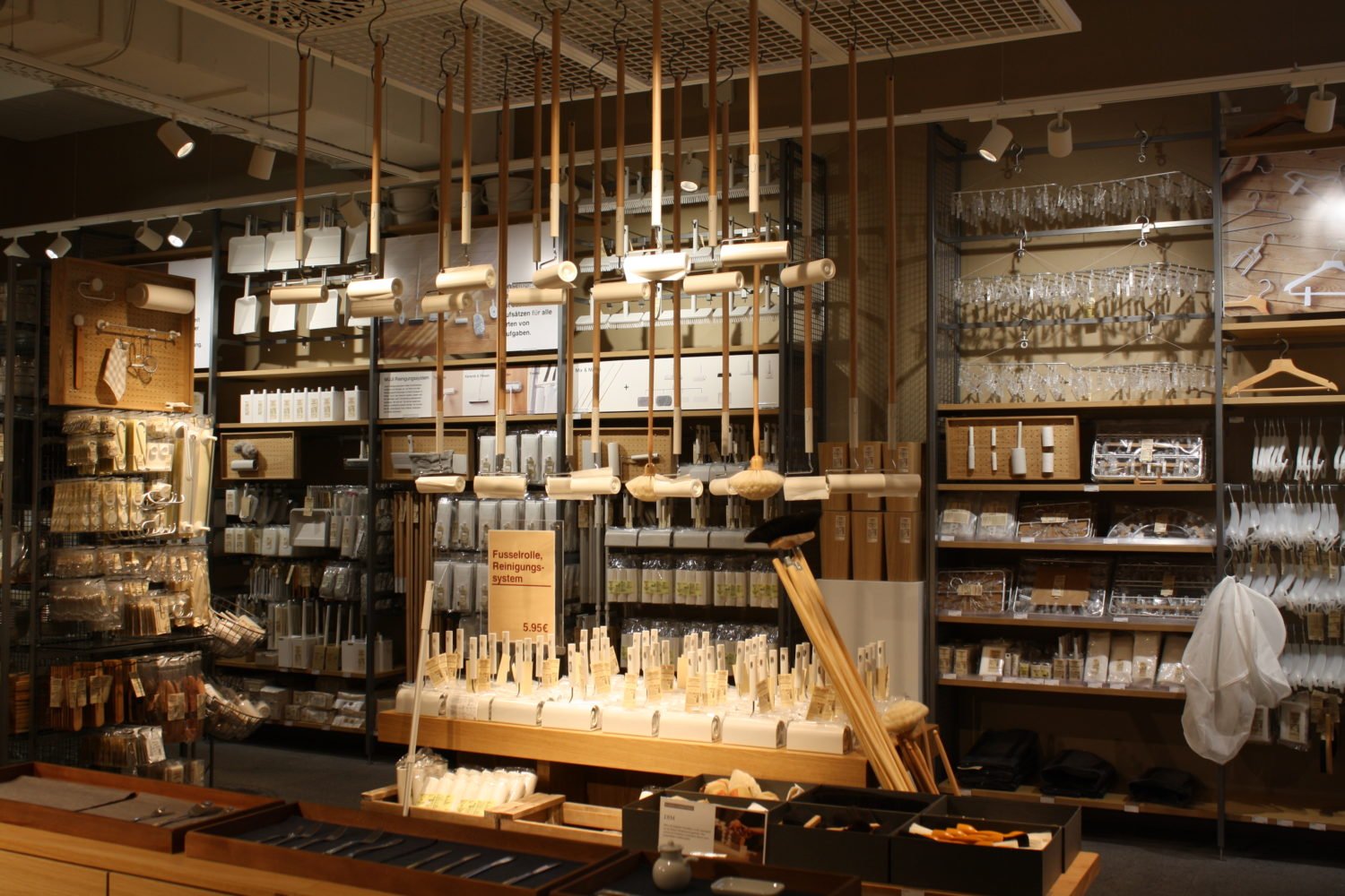 Kurfürstendamm Auf dem Kurfürstendamm kann man im Muji-Store nach Japan reisen, Mochis essen und minimalistische Designstücke kaufen, nützlich und geschmackvoll zugleich. 