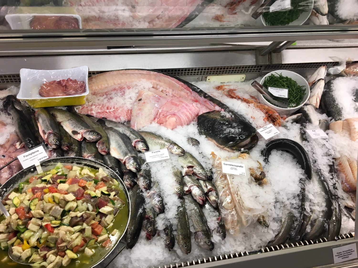 Fisch kaufen Berlin Frischen Fisch, vor allem aus heimischen Gewässern, bietet der Fischmarkt in Pankow.