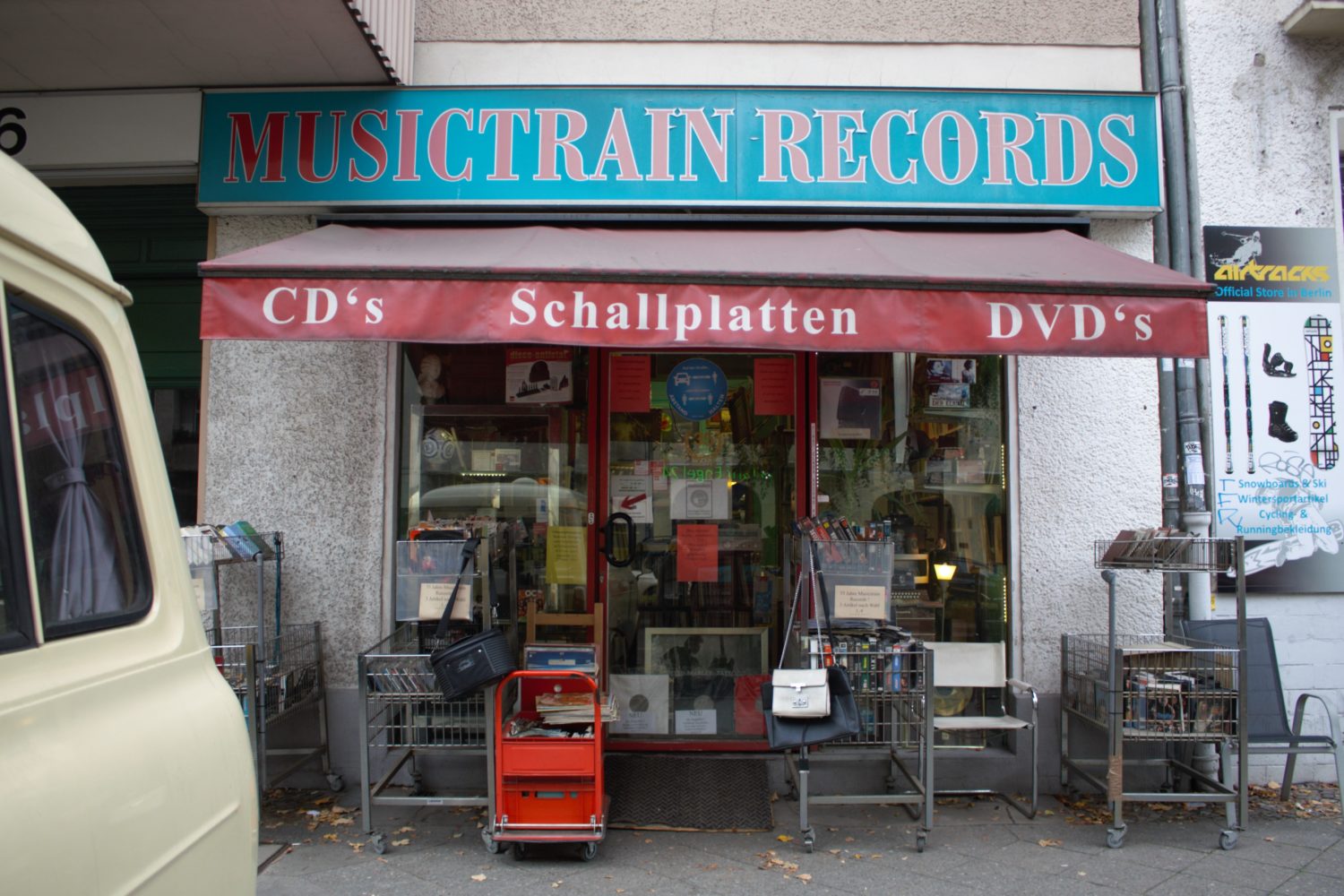 Wer nach echten Vinyl Schatz sucht, sollte mal bei Musictrain Records vorbeischauen.