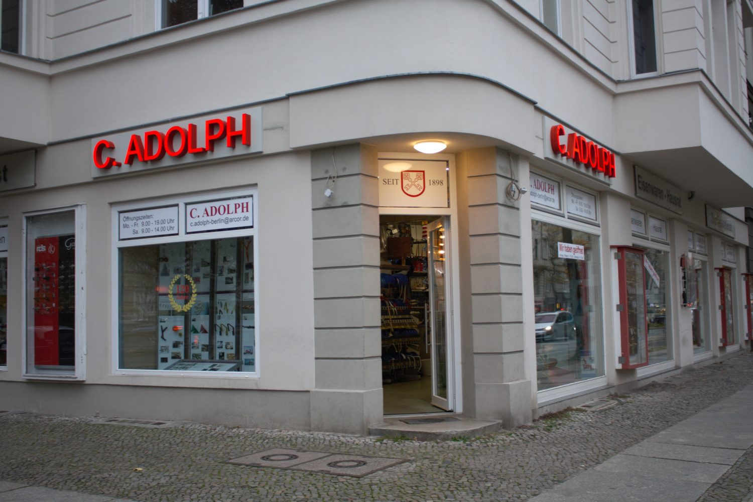 Seit über 120 Jahren verkauft C. Adolph Eisenwaren am Savignyplatz.
