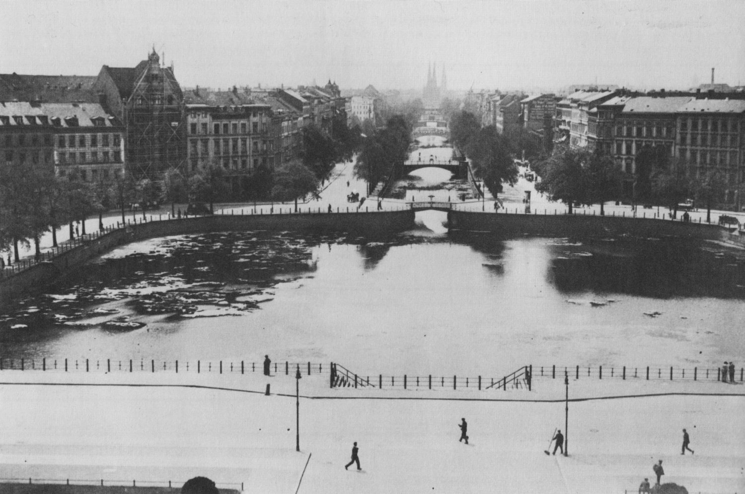 Luisenstädtischer Kanal um 1900, als das Kreuzberger Engelbecken mit Wasser gefüllt war. Die Anlage geht auf den Stadtplaner Lenné zurück. Foto: gemeinfrei