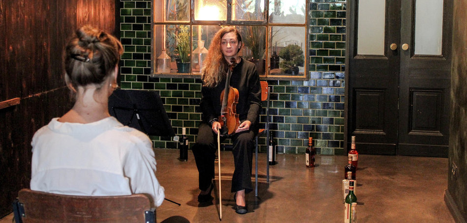 Ein intimes Konzert mit der RSB-Violinistin Marina Bondas in der Bar Basalt. Das innovative Musikprojekt wird bei den "Kultur- und Kreativpiloten" prämiert. Foto: RSB