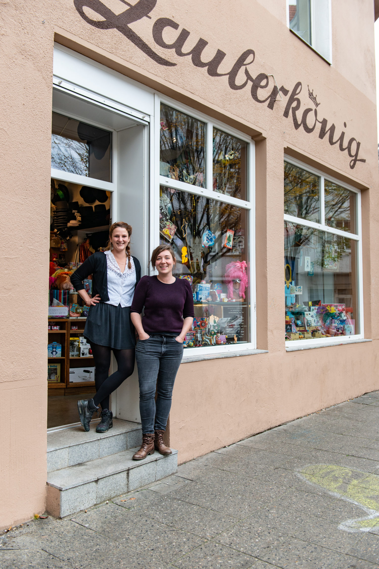 Kirsi Hinze und Karen German vorm Zauberkönig. Das Geschäft befindet sich seit einigen Jahren an der Neuköllner Herrfurthstraße. Foto: F. Anthea Schaap