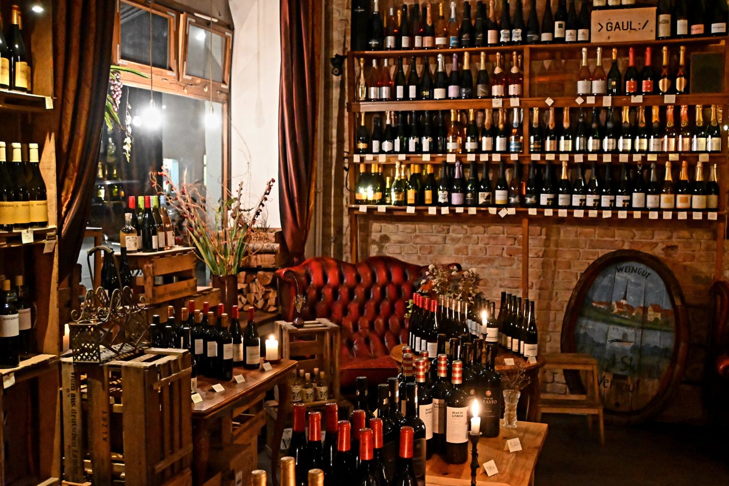 Gemütliche Wein- und Spirituosenhöhle: das Vin Aqua Vin in Neukölln hat neben großartigen Weinen auch Spirituosen im Angebot. Weinempfehlungen für den Winter