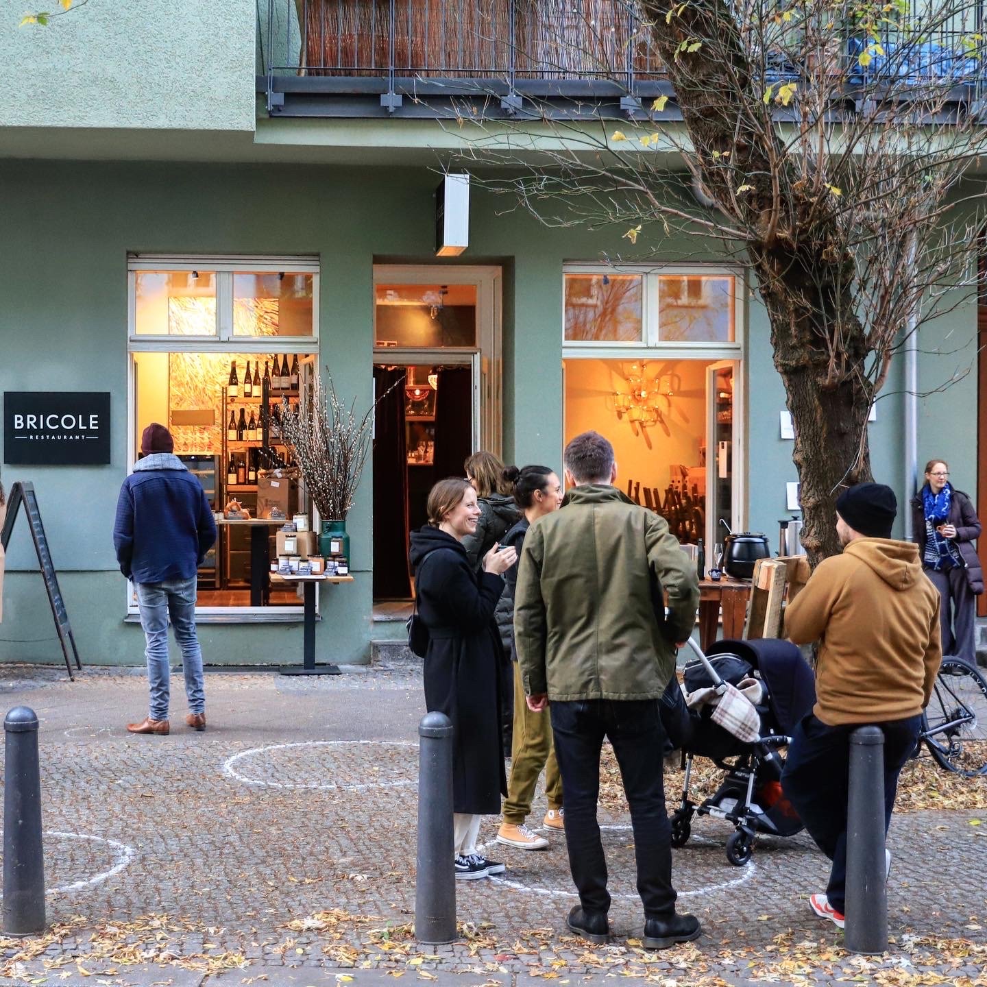 Pandemische Kreidekreise: um den Abstand zu wahren, hat das Bricole im Prenzlauer Berg Kreidekreise auf den Boden gemalt. Wer sich in oder um einen Kreis stellt, wahrt angemessenen Abstand Weihnachtsmärkte Restaurants Berlin