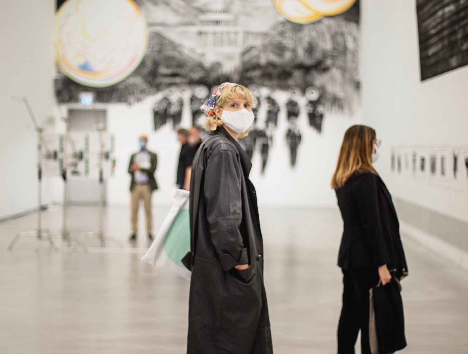 Berlin Art Week 2020: Publikum von Marc Bauers Ausstellung in der Berlinischen Galerie. Foto: Carolin Weinkopf