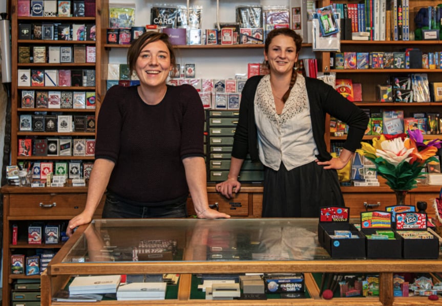 Die Chefinnen vom Zauberkönig versprechen auch im Lockdown Spaß. Den ein oder anderen Scherzartikel kauft ihr in Neukölln einfach an der Tür. Foto: F. Anthea Schaap