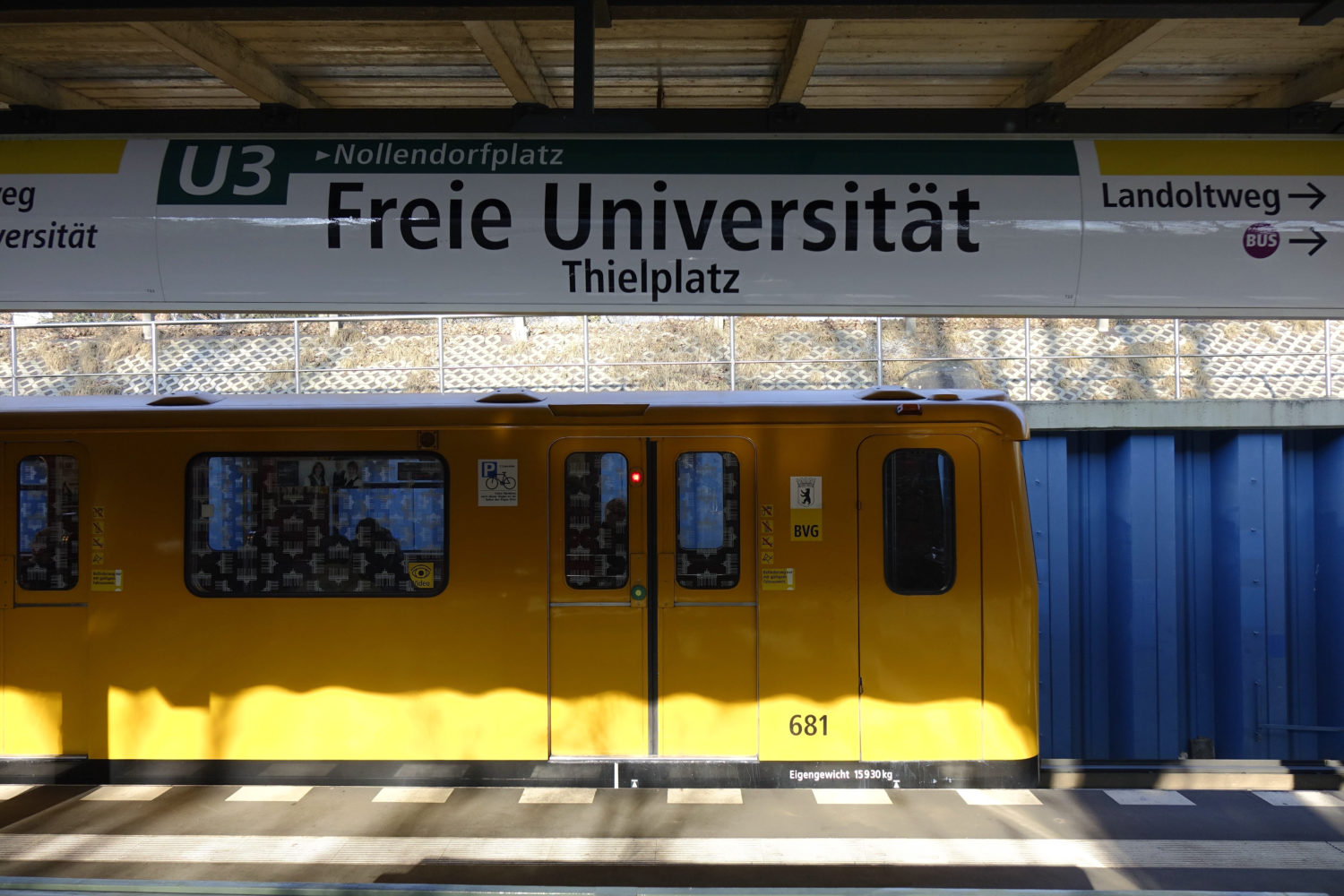 U3 Wichtiger Bahnhof im gemütlichen Dahlem: Vom U-Bahnhof Freie Universität (Thielplatz) ist der zentrale Campus der FU gut zu erreichen. 