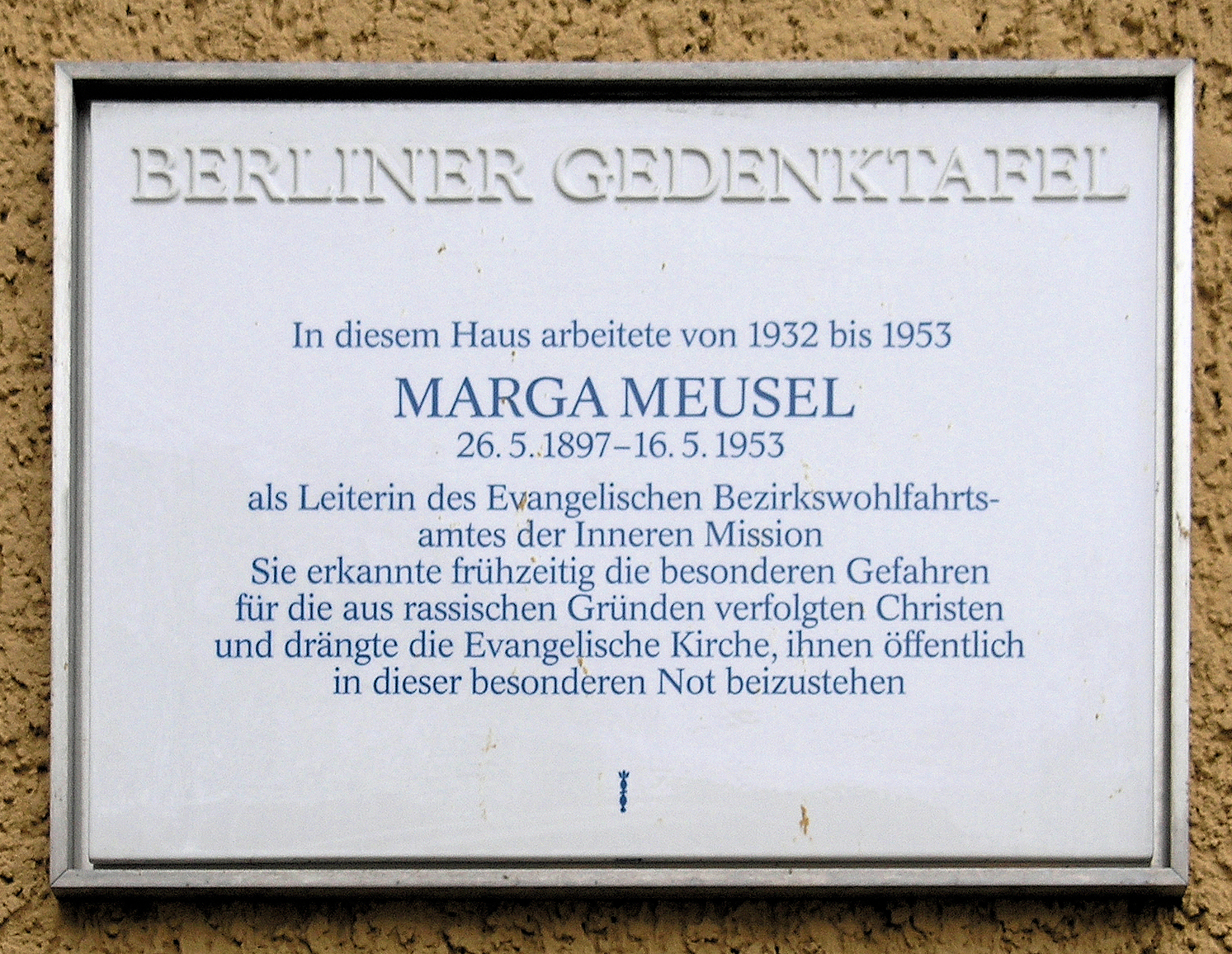 Marga Meusels Gedenktafel hängt am einem Haus in Zehlendorf, in dem sie 21 Jahre arbeitete.  