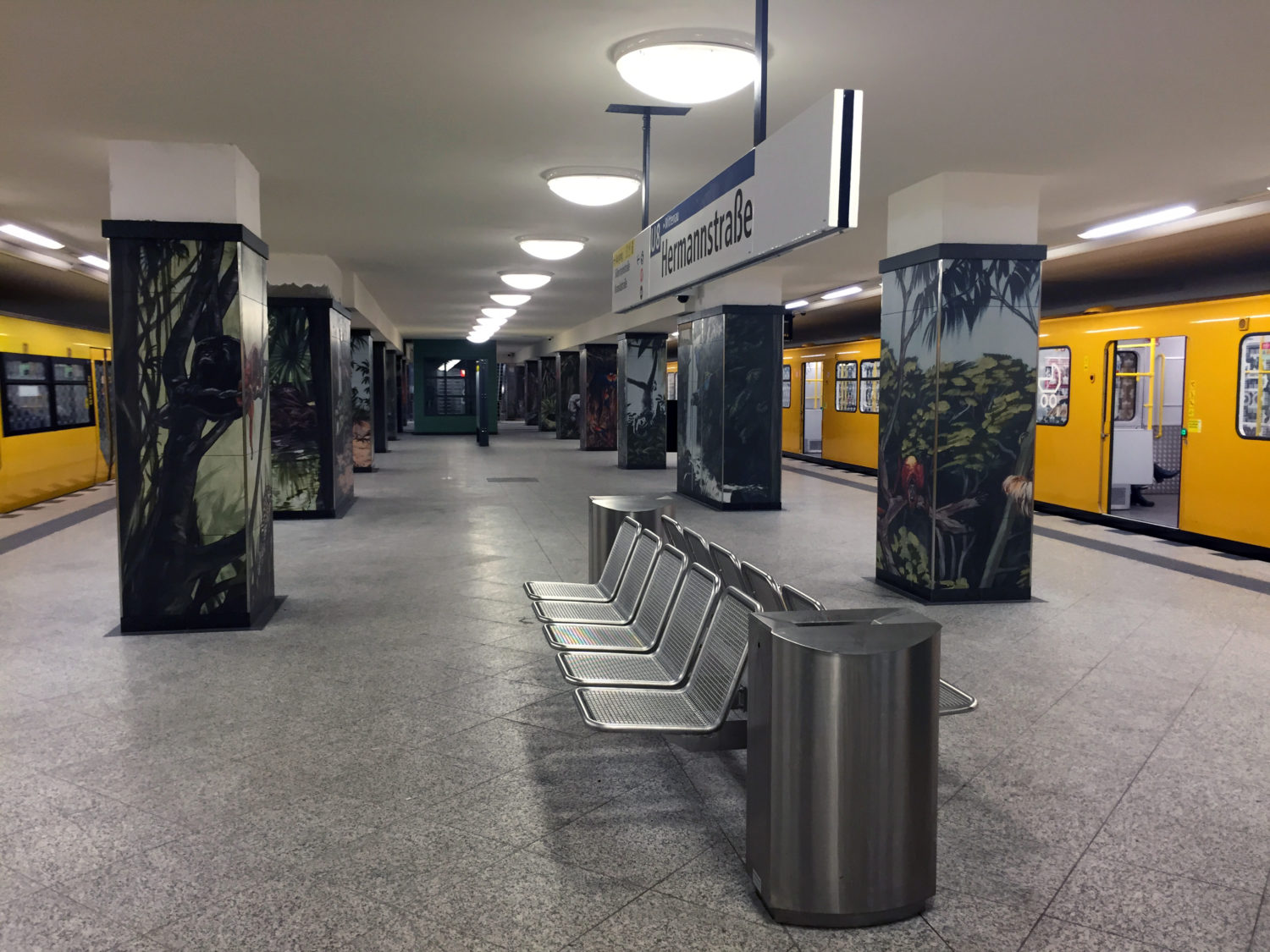 Endstation der U8: Hermannstraße mit Illustrationen von Felix Scholz. Foto: Wikimedia/Denis Apel