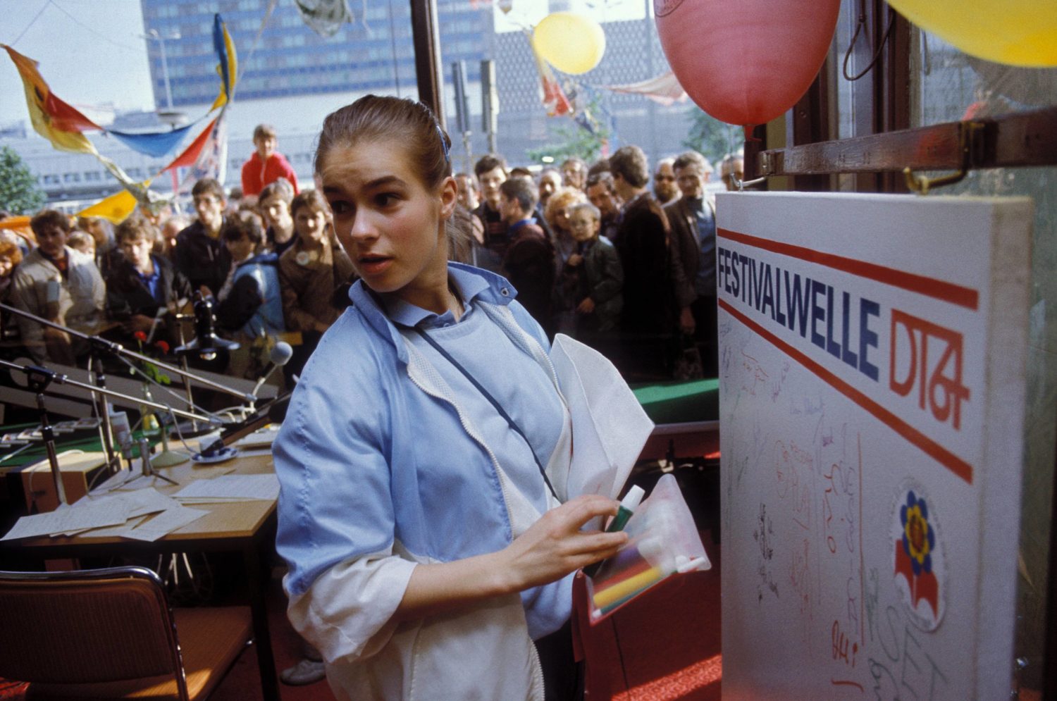 Radio Berlin: Die Eiskunstläuferin Katarina Witt hat anlässlich des Nationalen Jugendfestivals der DDR ihren Namen auf die Autogrammwand des Jugendsenders DT64 gesetzt, Sommer 1984. Foto: Imago/Günter Gueffroy