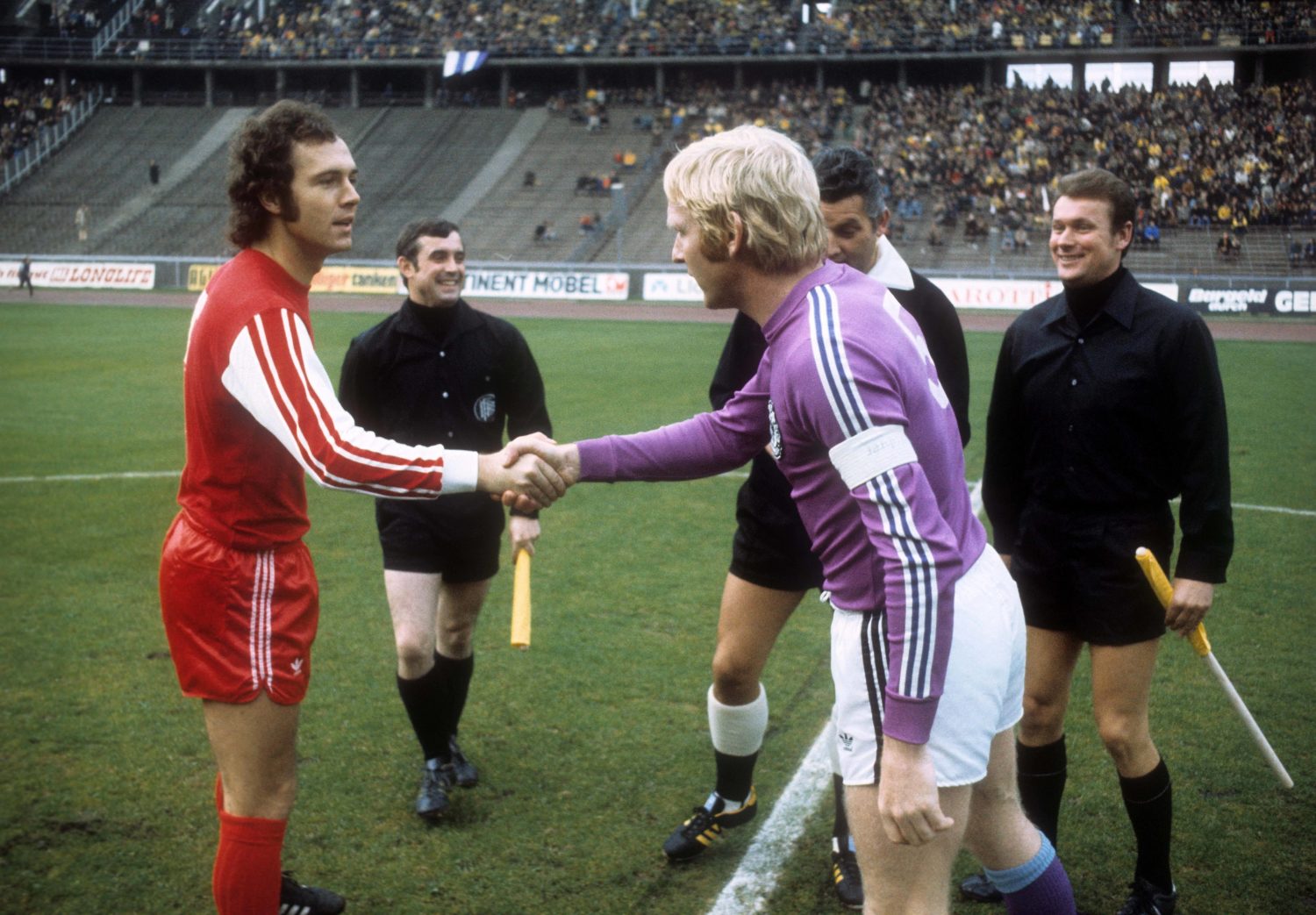 Franz Beckenbauer (FC Bayern München) und Karl Heinz Schnellinger (Tennis Borussia Berlin), 1975. Foto: Imago/WEREK