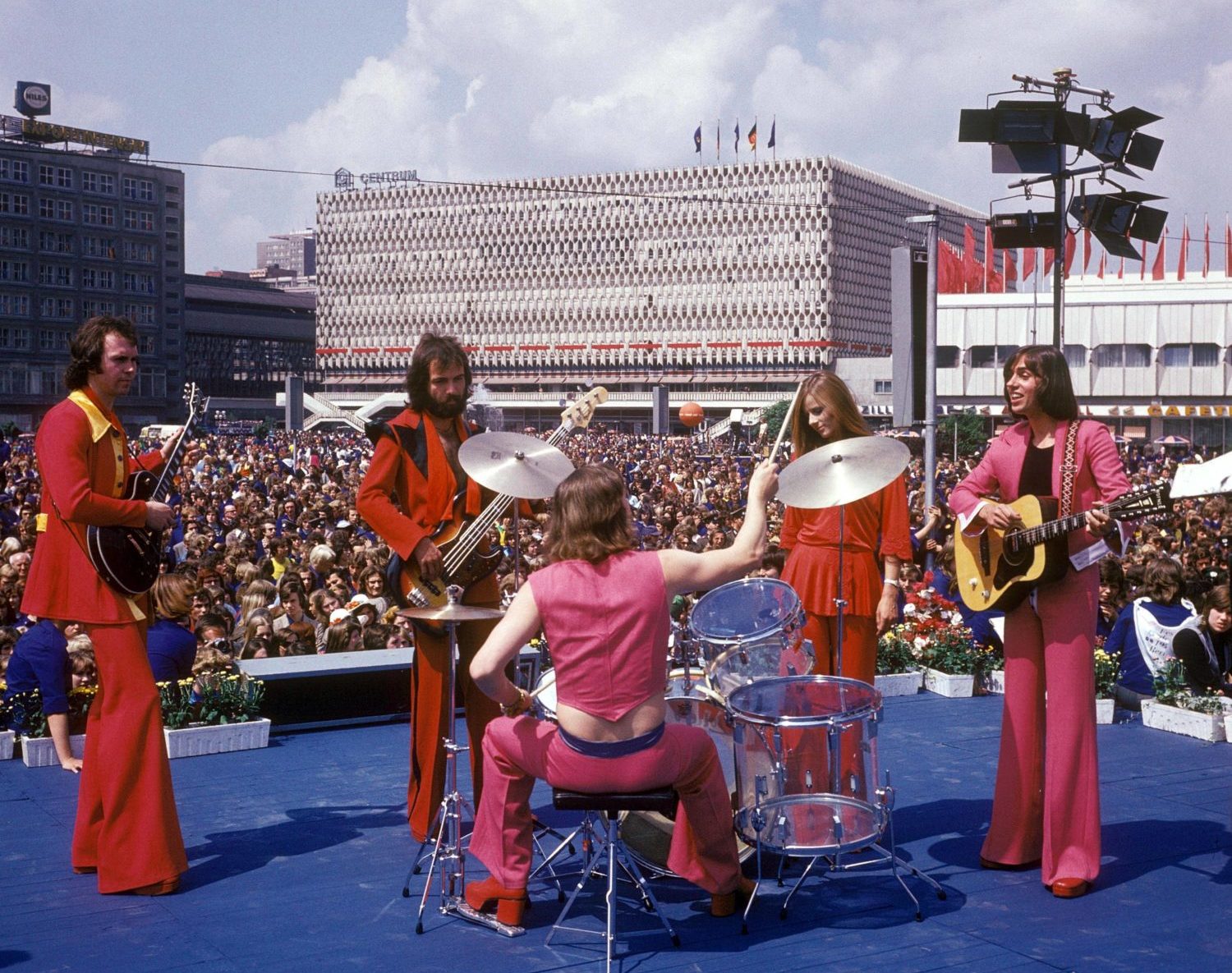 Gruppe WIR bei einem Konzert auf dem Berliner Alexanderplatz anlässlich der Weltfestspiele der Jugend und Studenten, 1973. Foto: Imago/Gueffroy