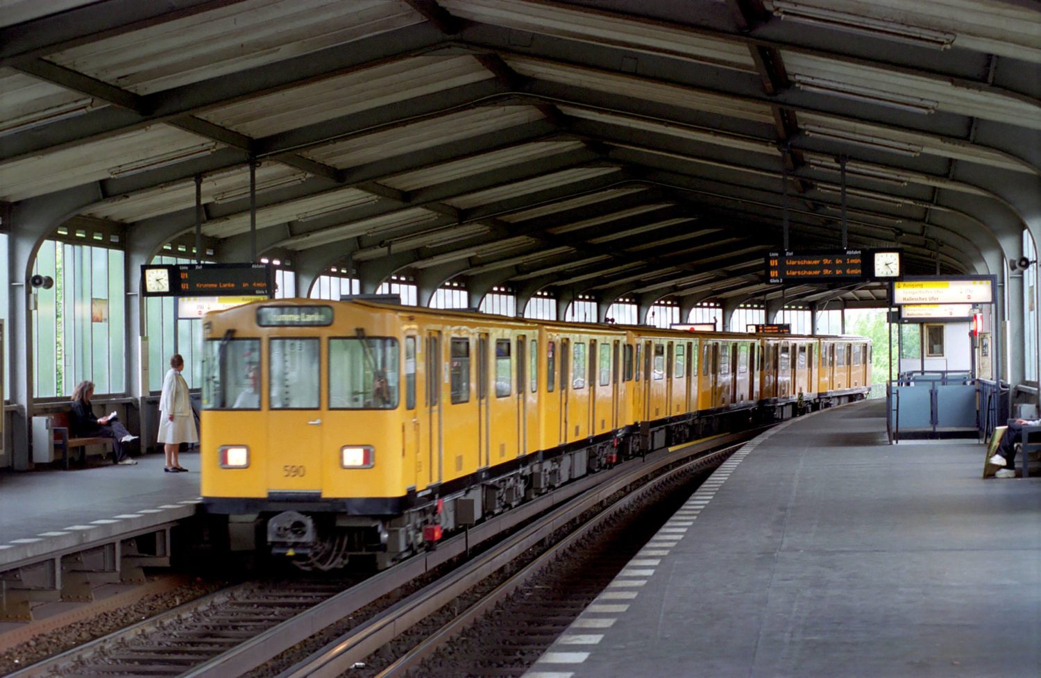 U-Bahn an der Möckernbrücke. Hier fahren Züge der Linien U1, U3 und U7. Foto: Imago Images/Lem