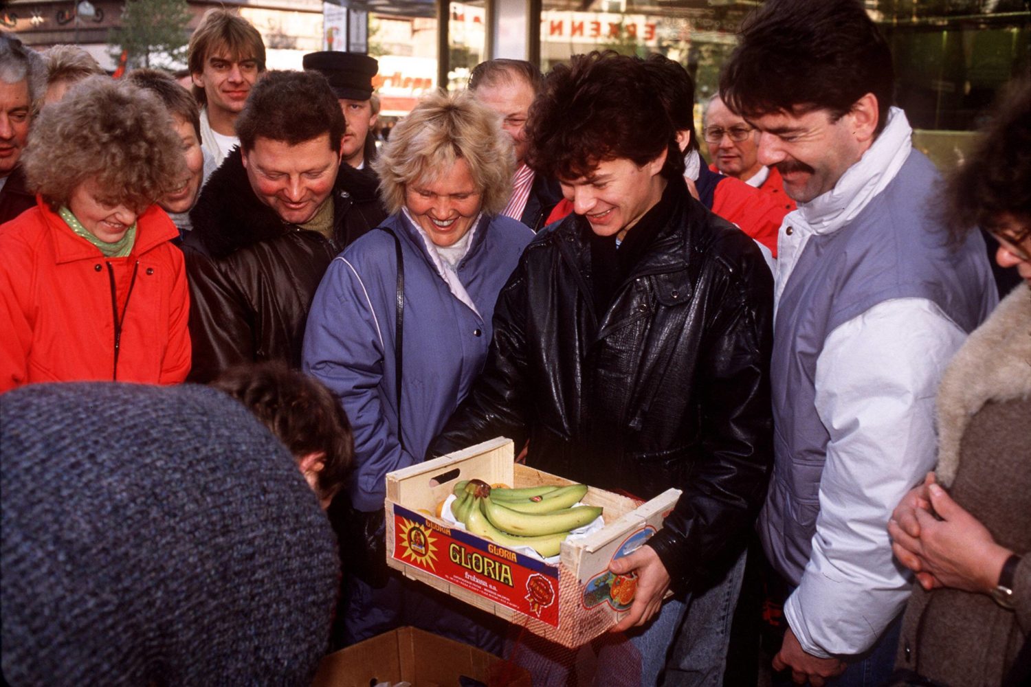 Bananen für die Ossis - Am Tag nach der Maueröffnung nutzen einige DDR-Bürger ihr Begrüßungsgeld zum Einkauf von exotischen Südfrüchten. Foto: Imago/Sven Simon